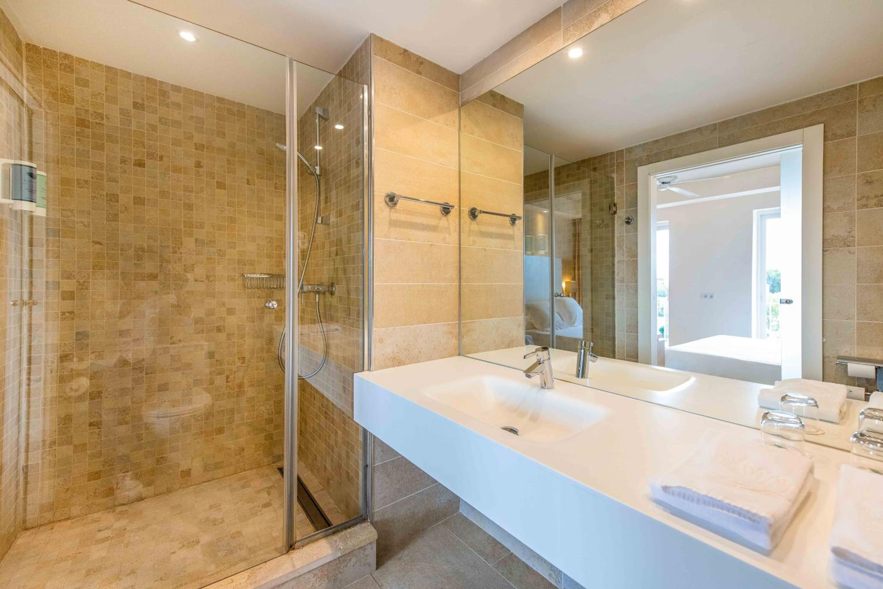Superior Double Room With Balcony thumbnail 5