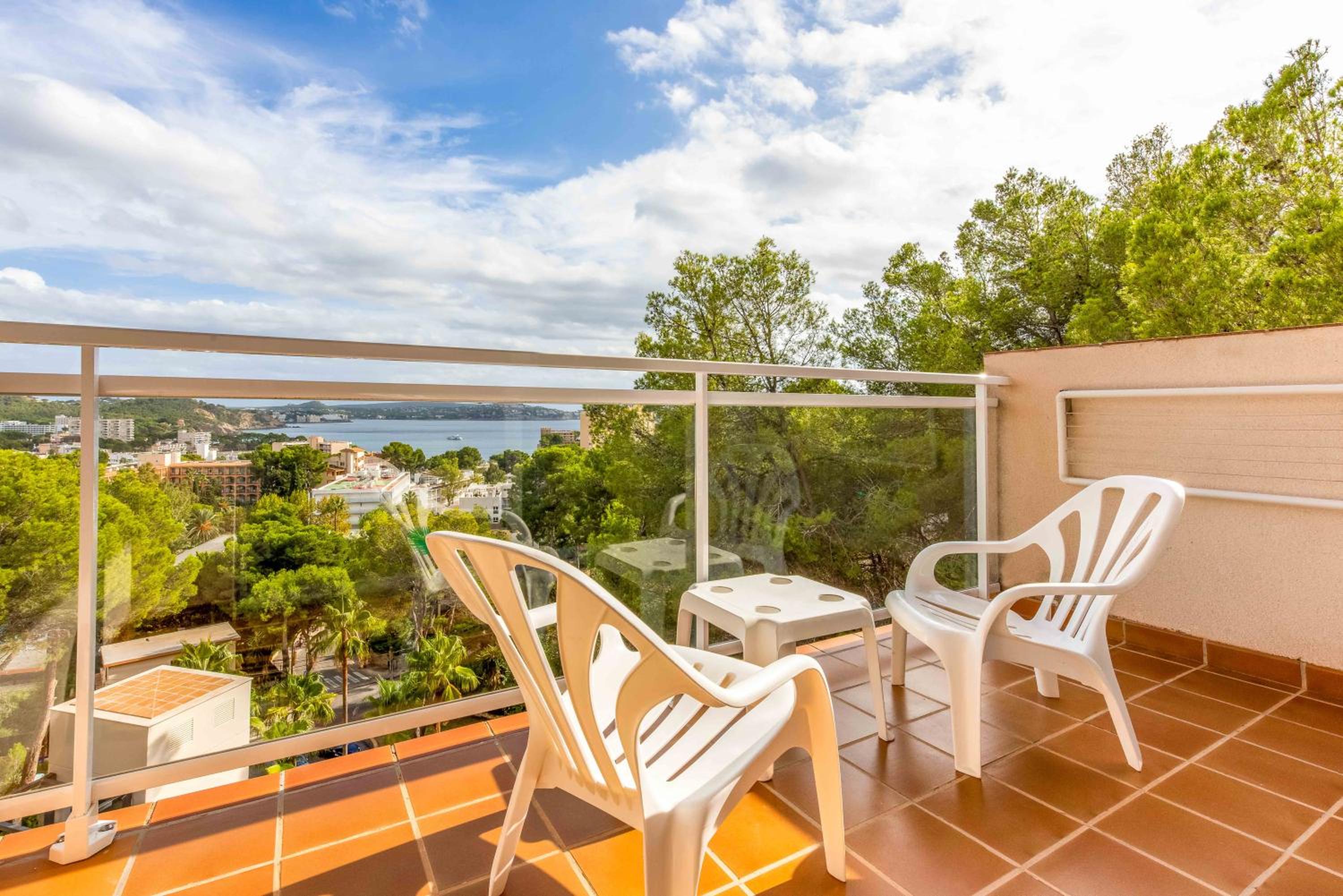 One-Bedroom Apartment with Balcony and Sea View thumbnail 5