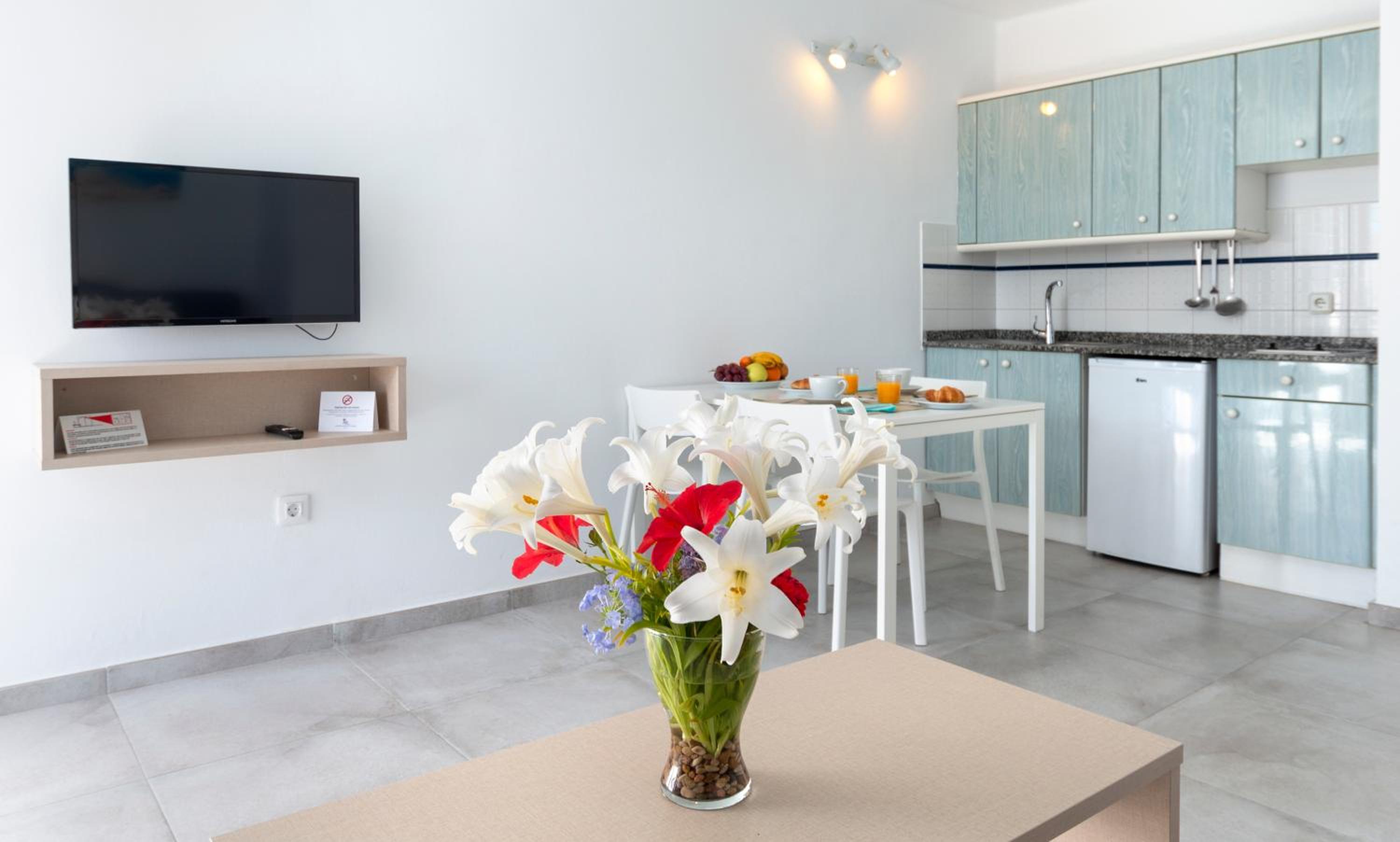 One-Bedroom Apartment (2 Adults + 2 Children) photo 3