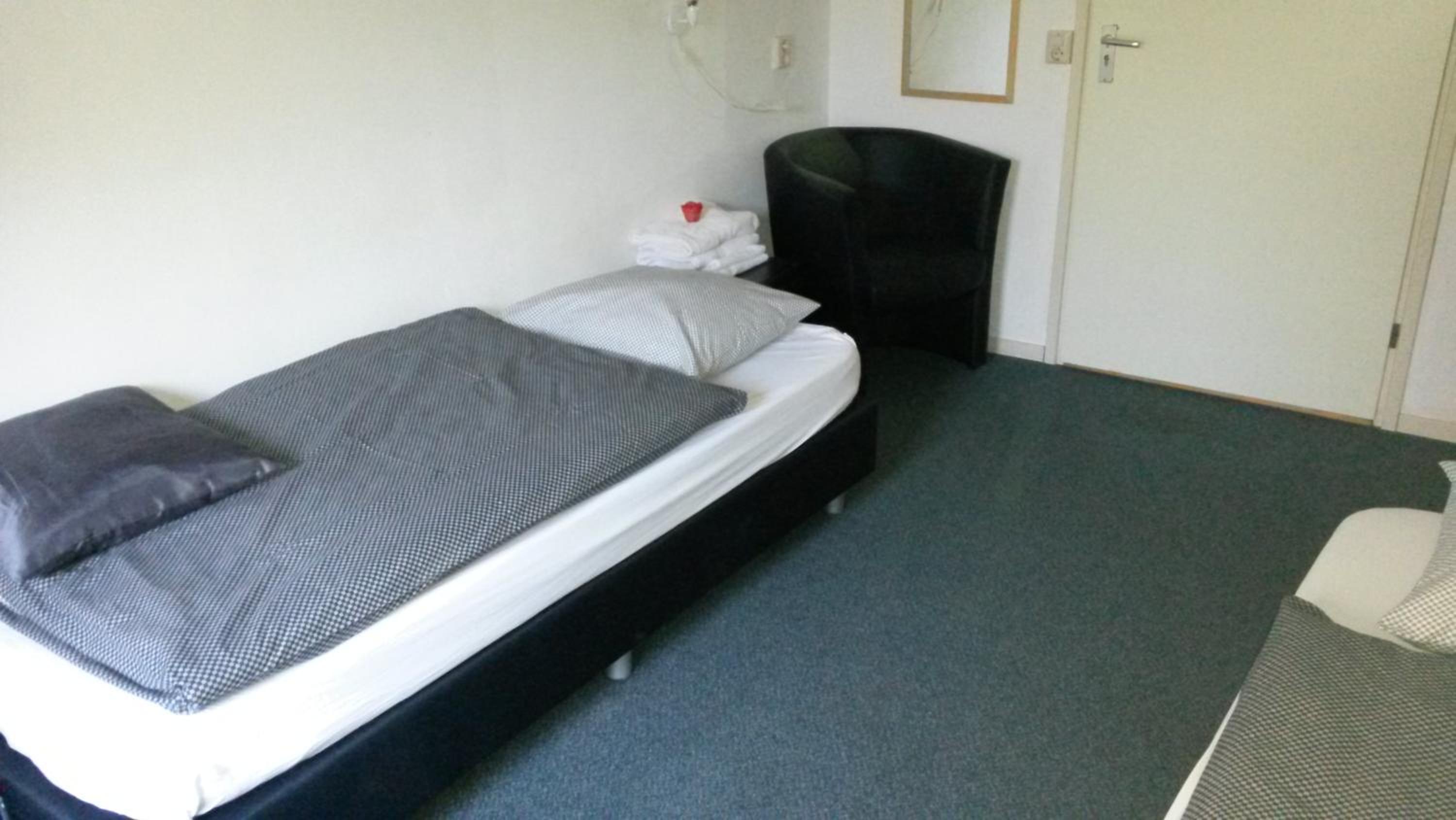 Single Room with Shared Bathroom photo 3