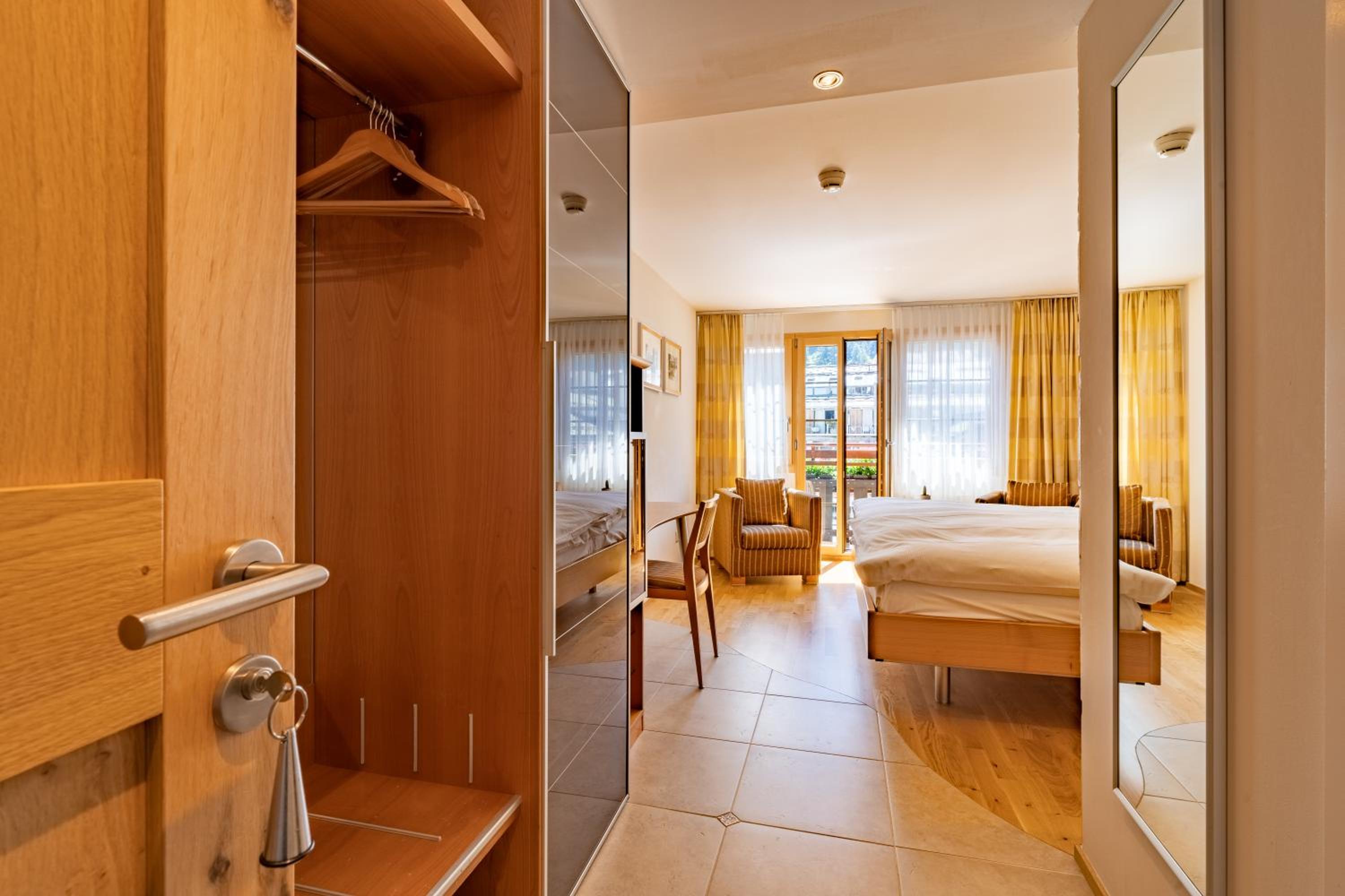 Double Room with Balcony - Photo 4