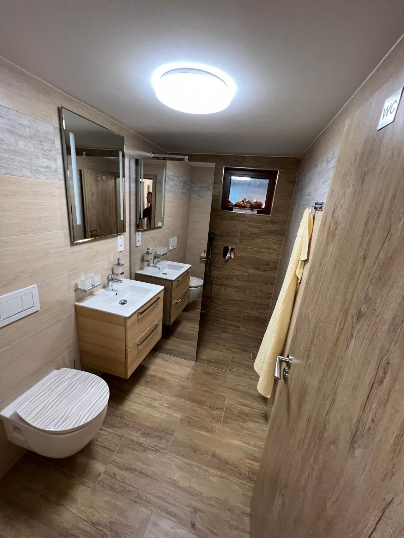 Twin Room with Private Bathroom photo 2