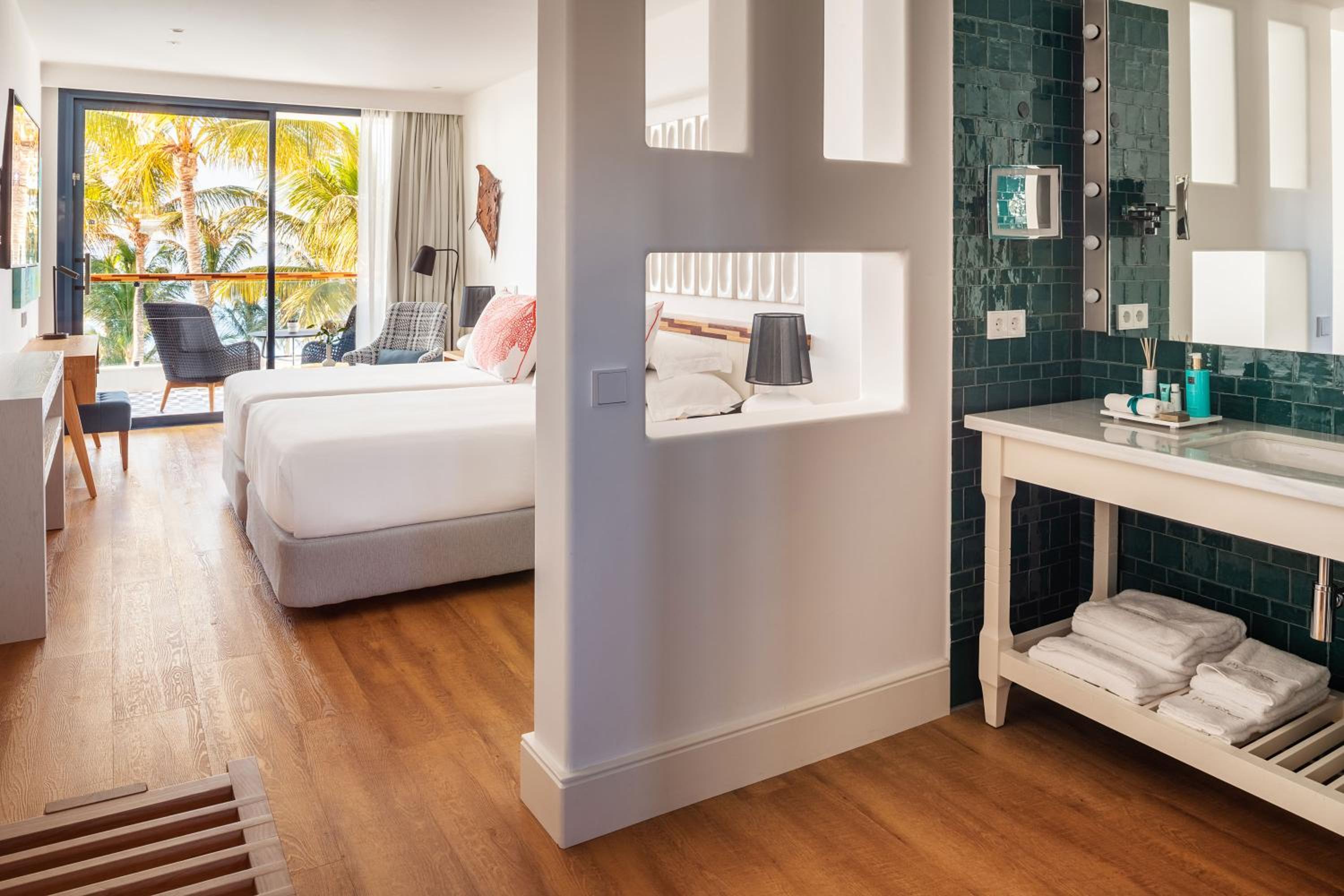 Superior Double or Twin Room with Sea View photo 3