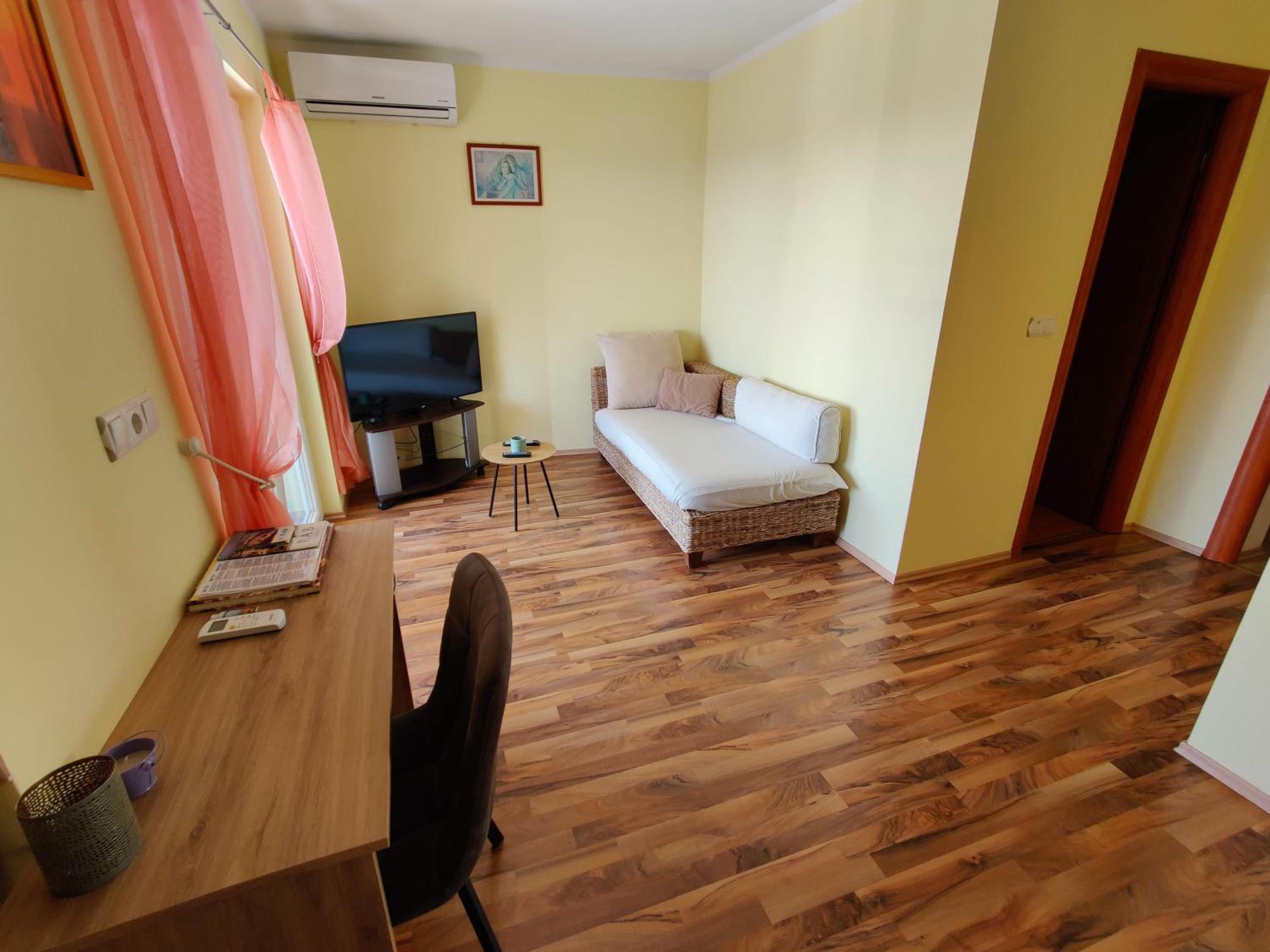 One-Bedroom Apartment photo 1