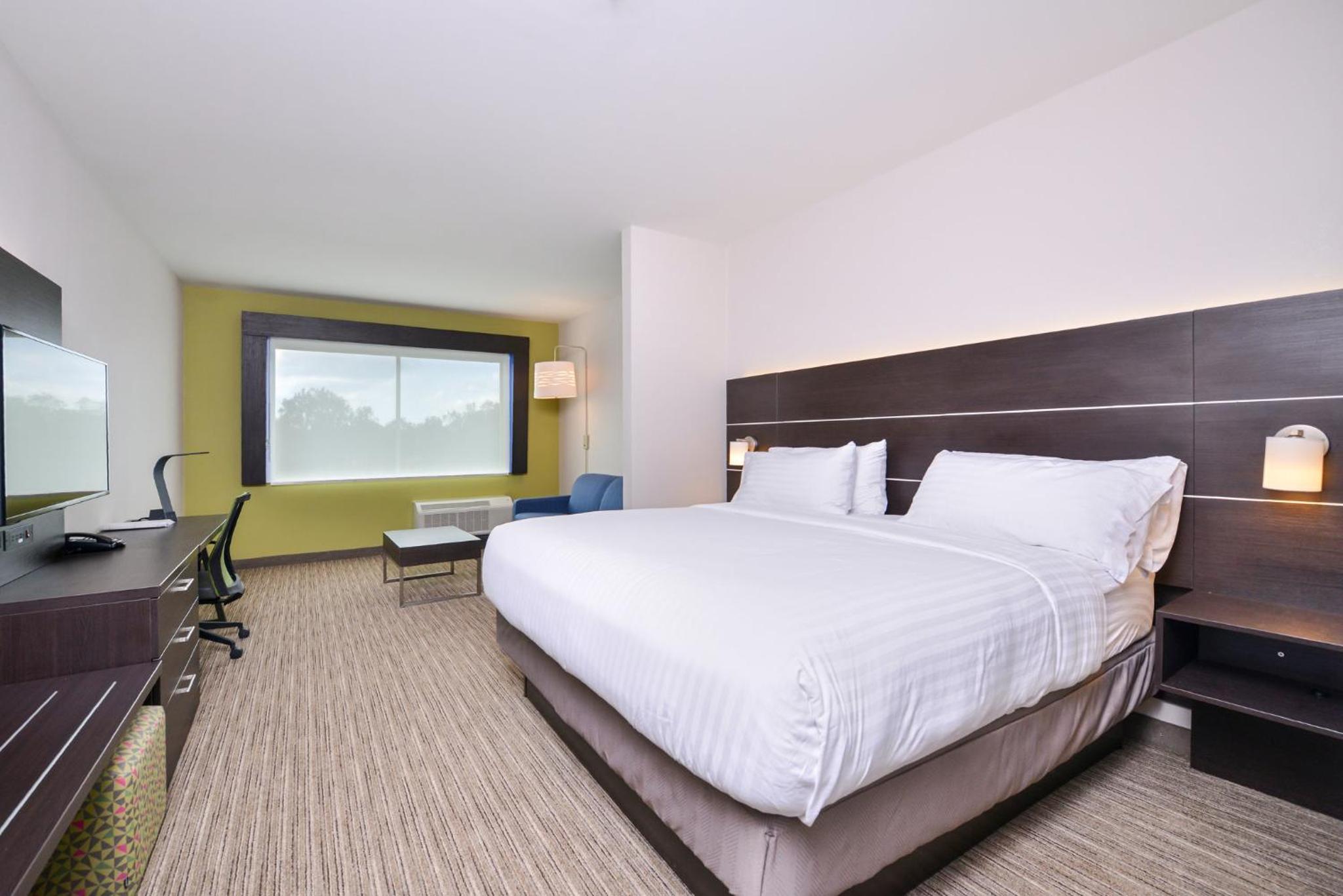 King Suite with Sofa Bed - Communication Accessible photo 3