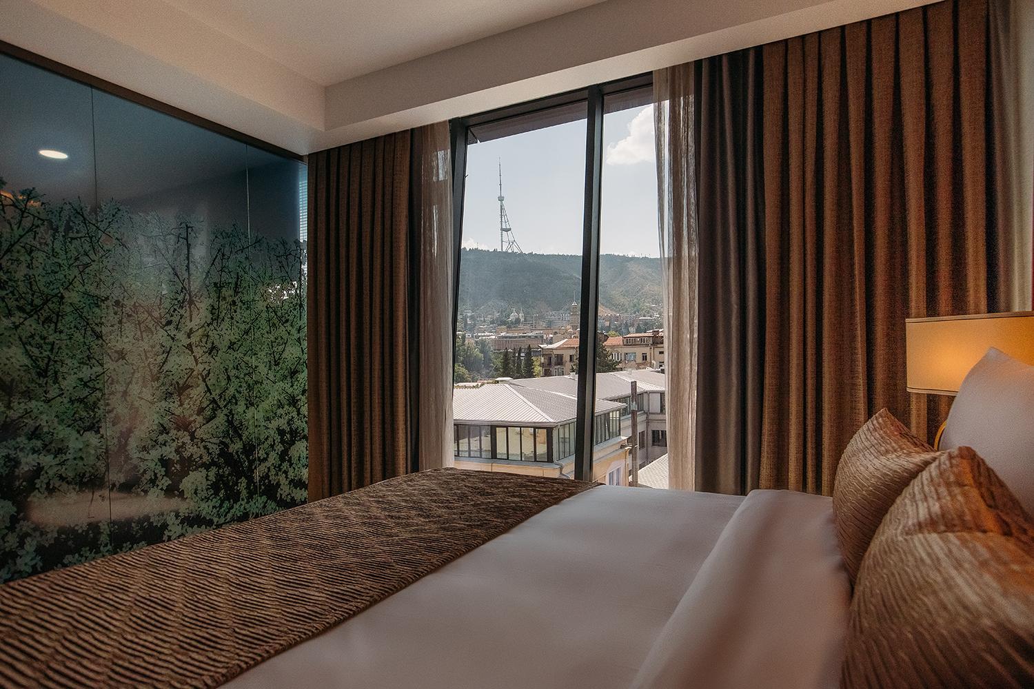Executive Suite - Photo 2