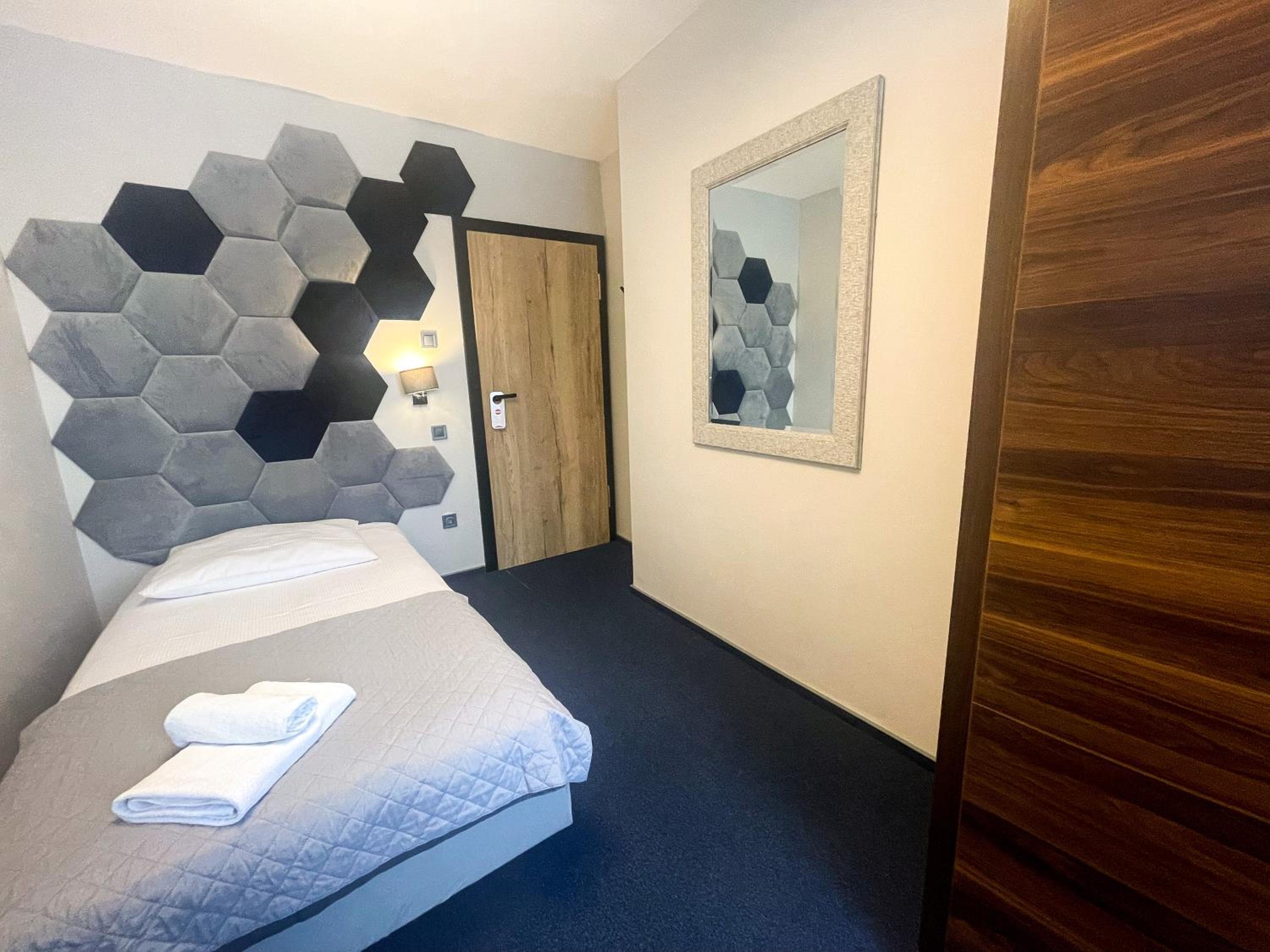 Single Room with Private Bathroom photo 3