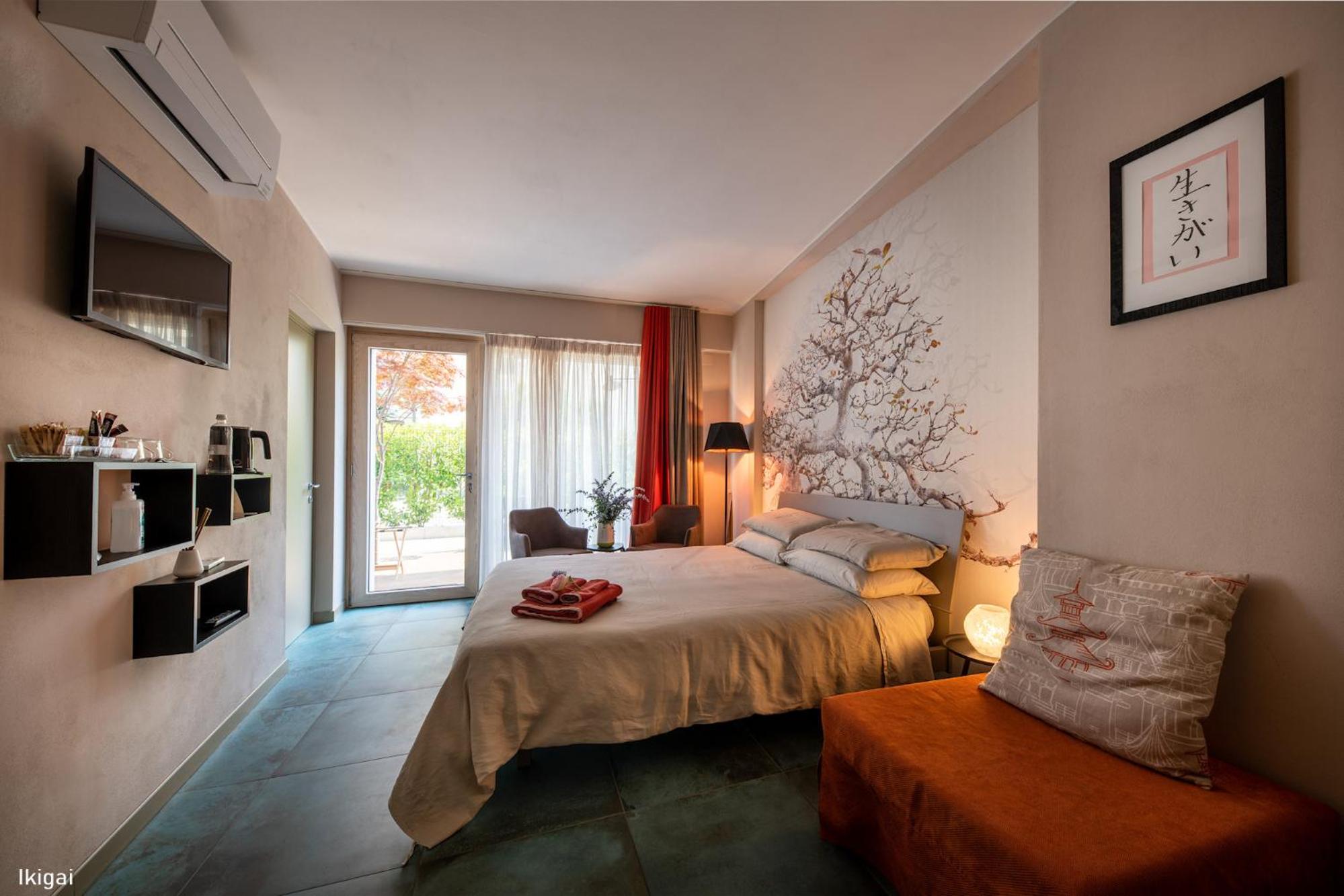 Deluxe Double Room (2 Adults + 1 Child) - Photo 1