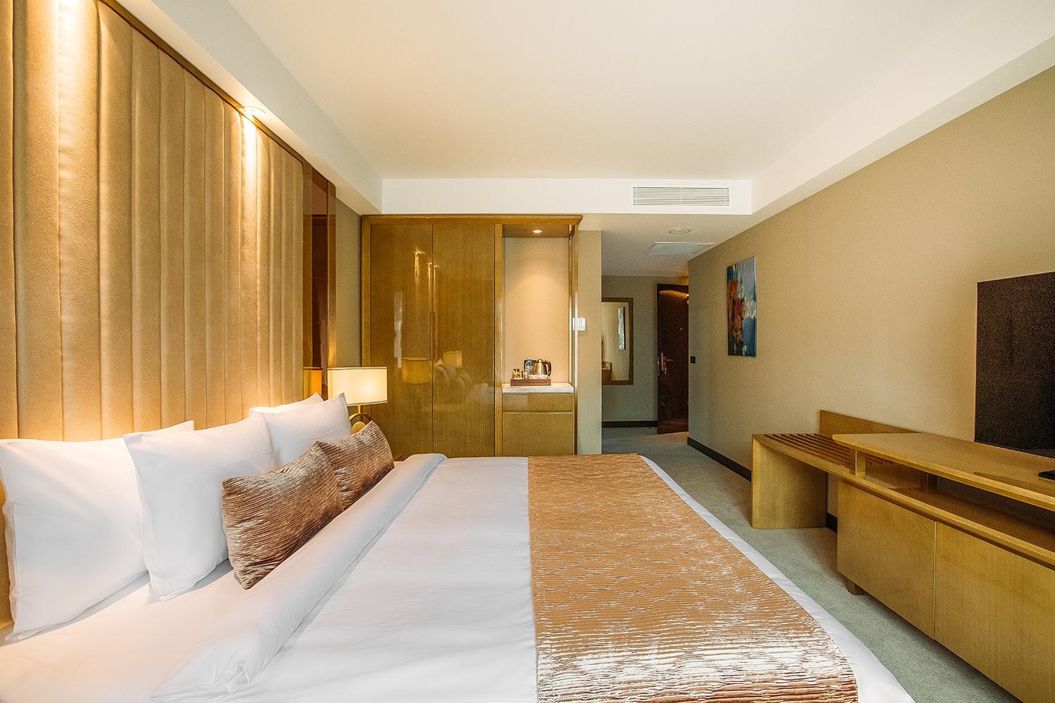 Deluxe King Room - Photo 4