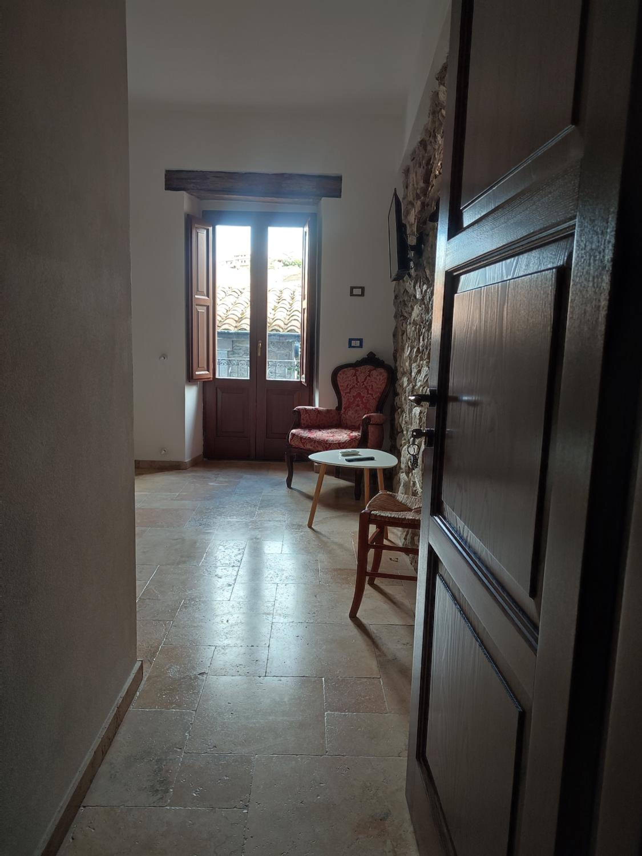 Large Double Room - Photo 1
