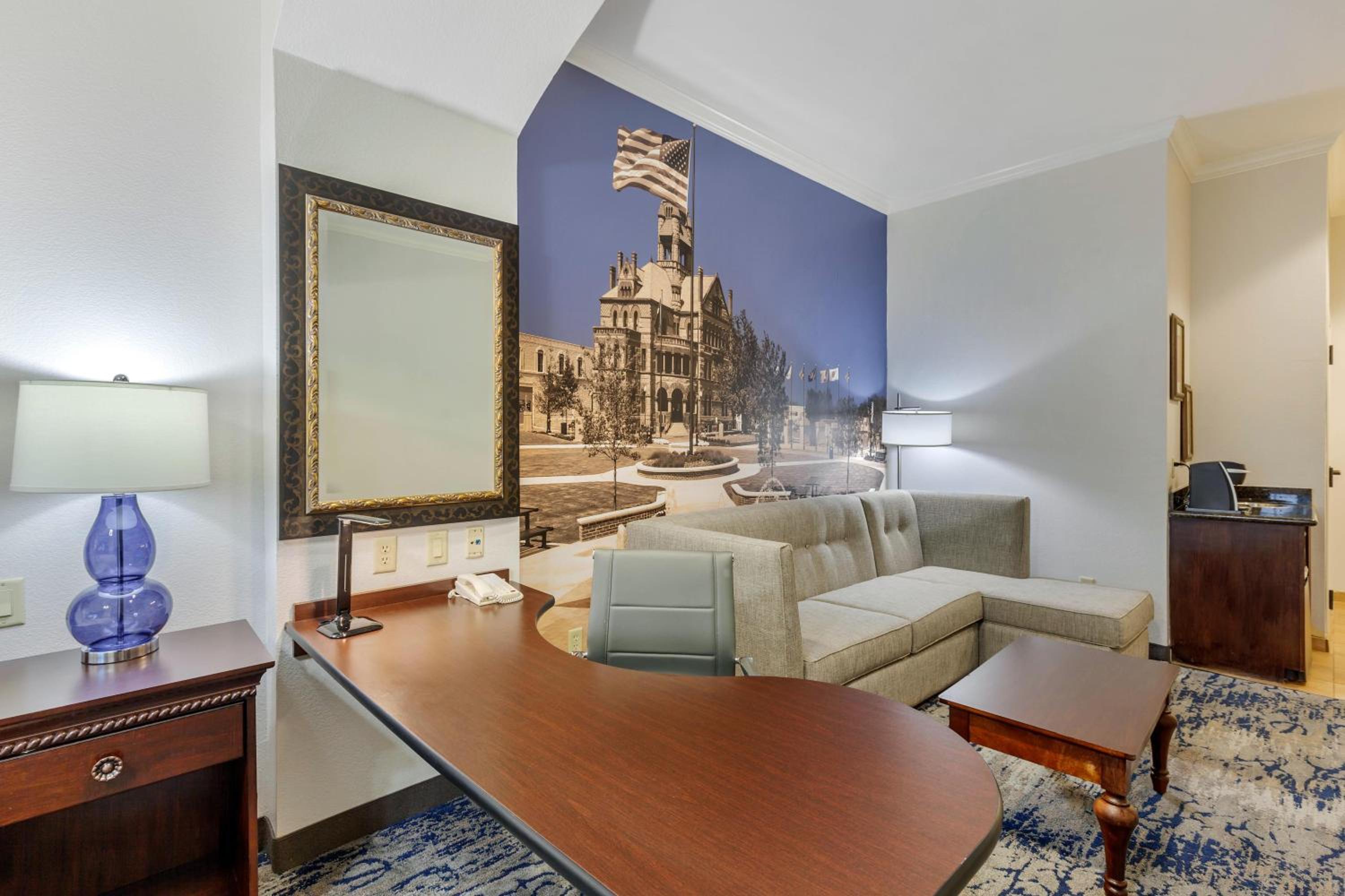 King Suite - Non-Smoking - Photo 9