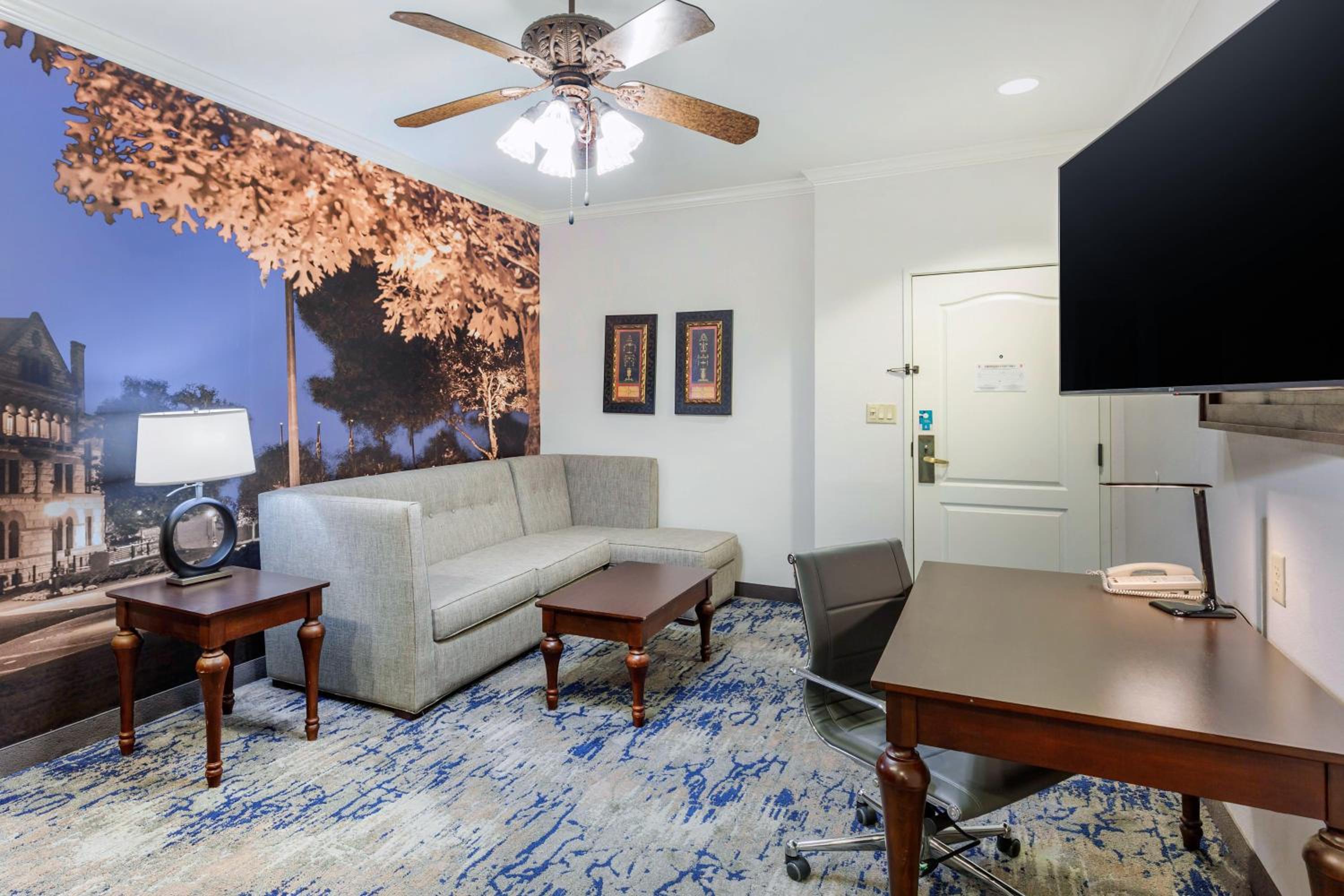 King Suite - Non-Smoking - Photo 5