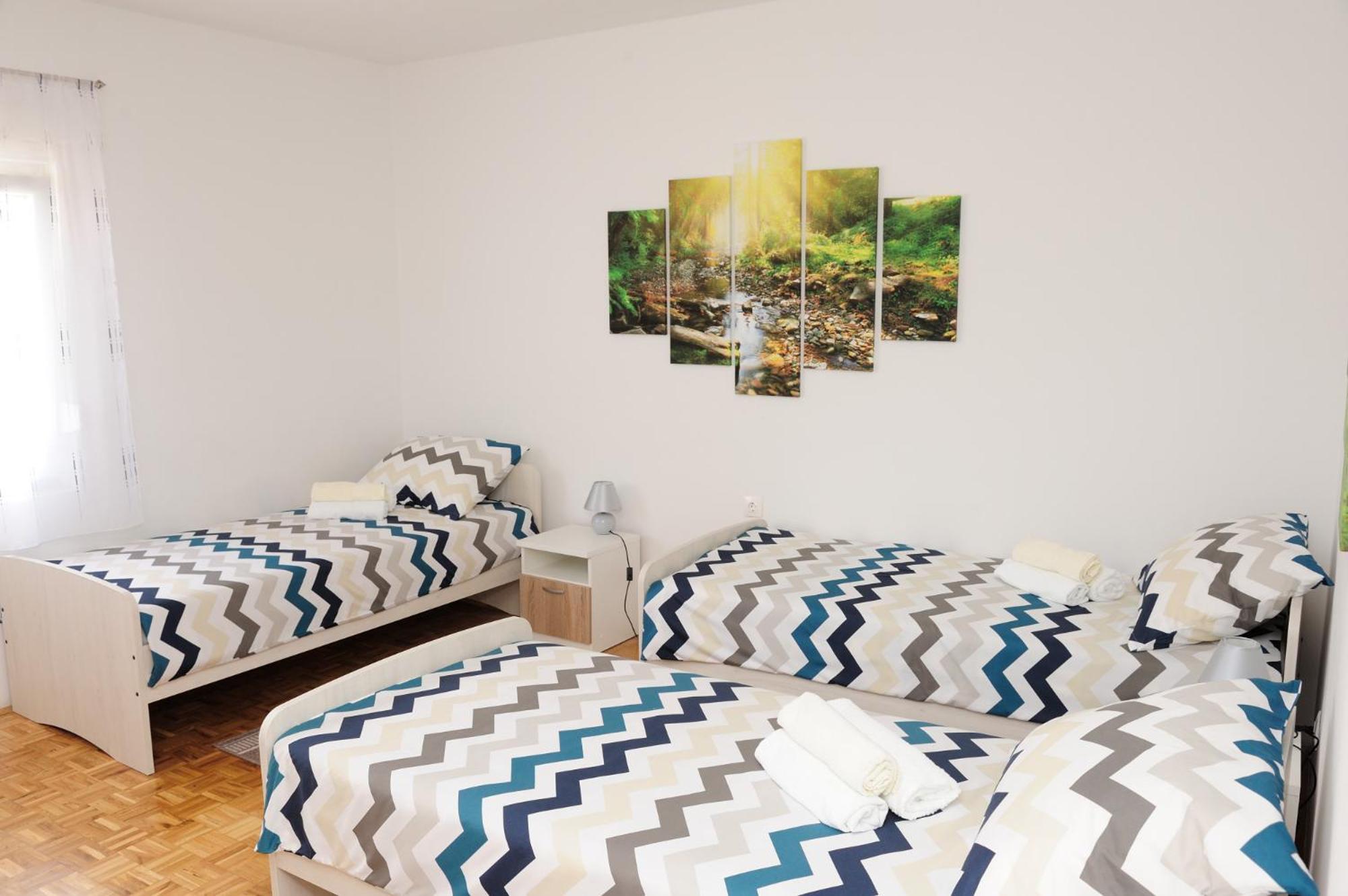 Basic Triple Room With Shared Bathroom photo 3