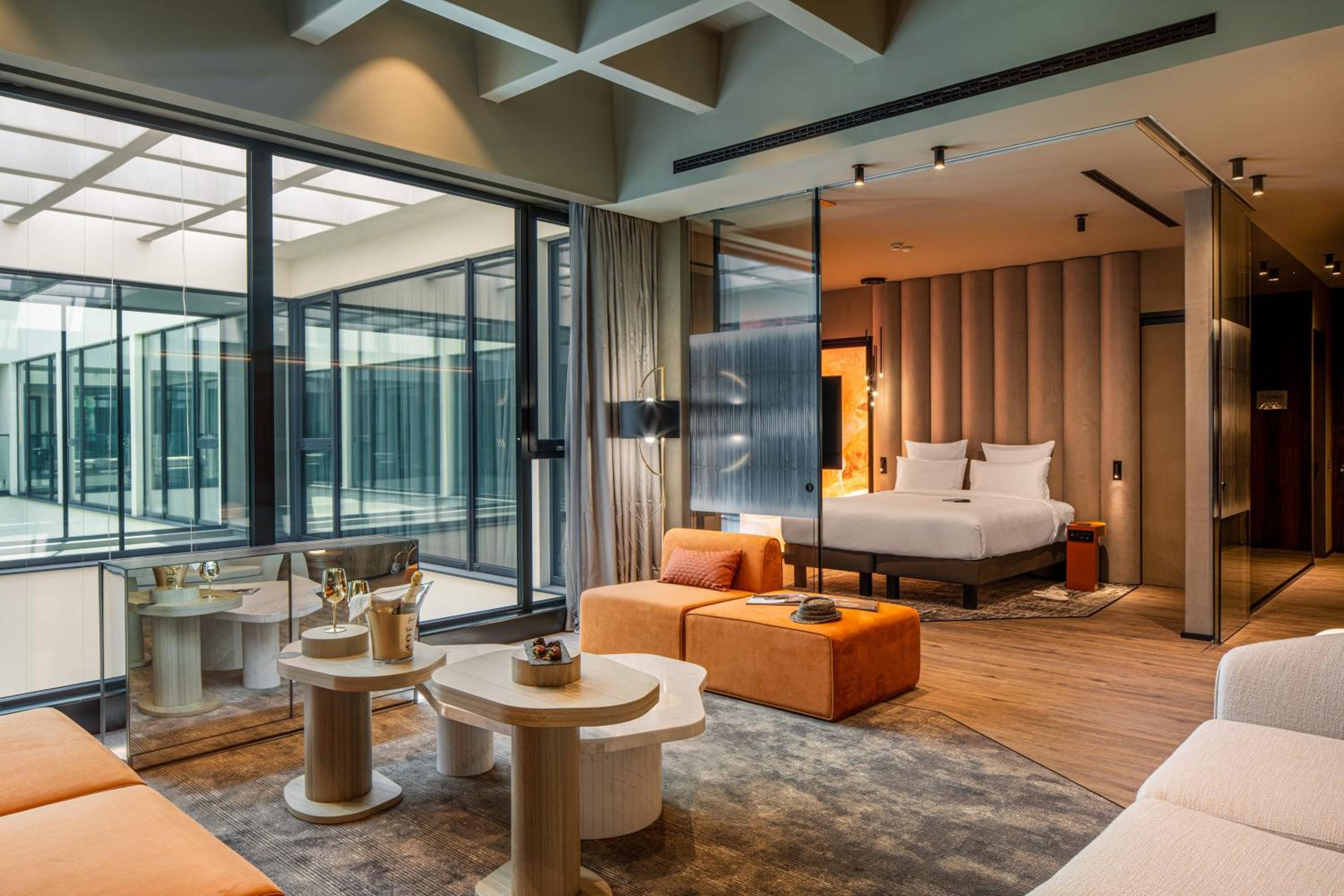 Executive Suite - Photo 6