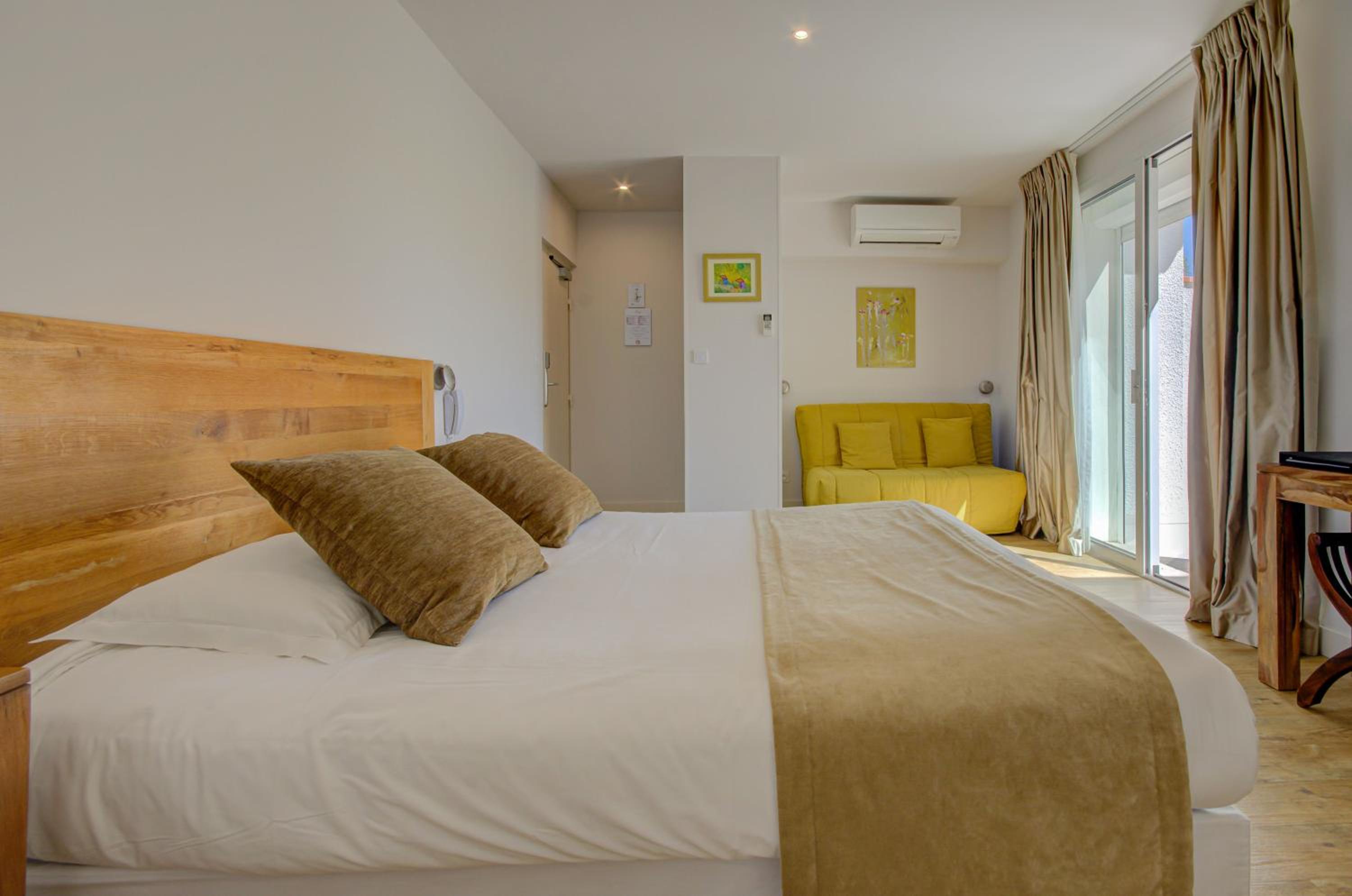 Premium Double Room With Sofa (2 Adults + 2 Children) – Terrace And Spa Access Included