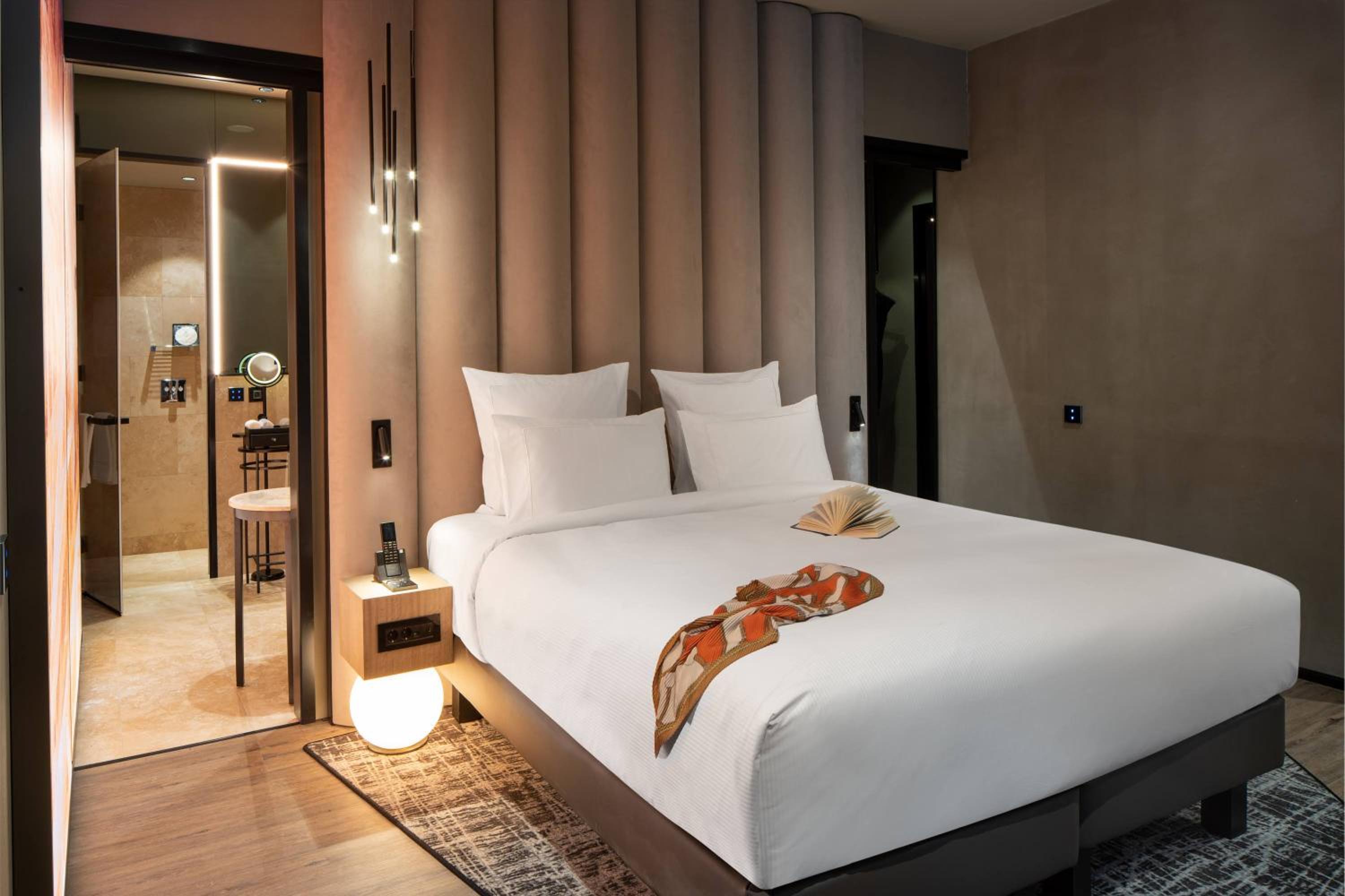 Executive Suite - Photo 8