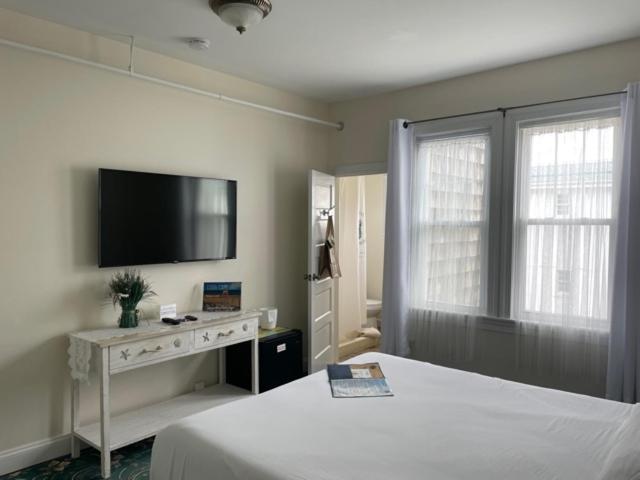 Queen Room - Non-Smoking photo 2
