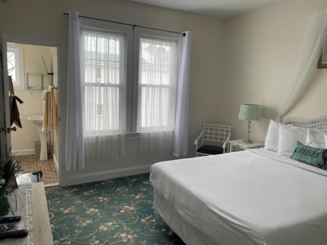 Queen Room - Non-Smoking photo 3