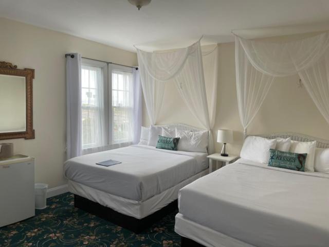Double Room with Two Double Beds - Non-Smoking photo 3