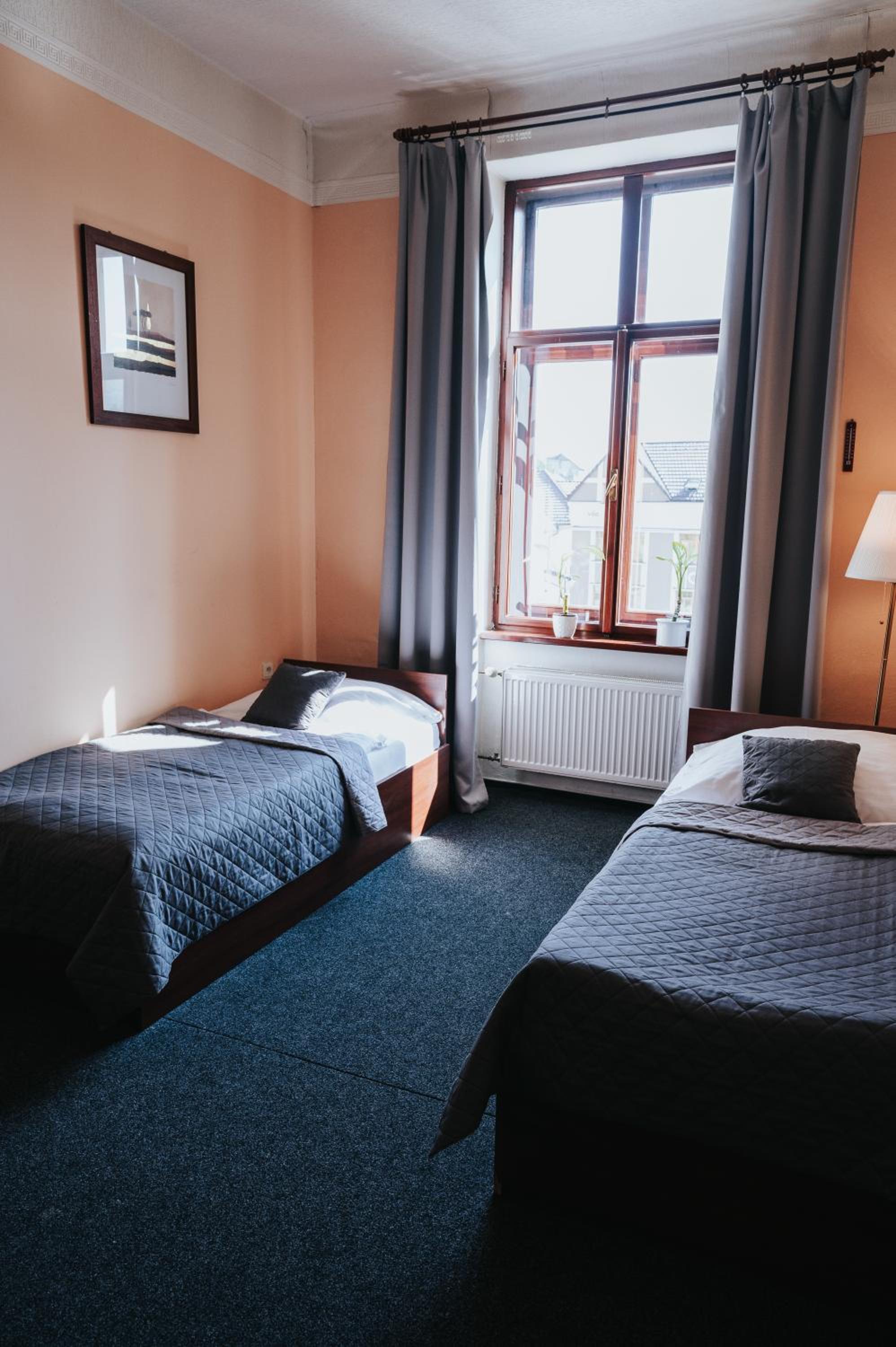 Economy Twin Room - Photo 3