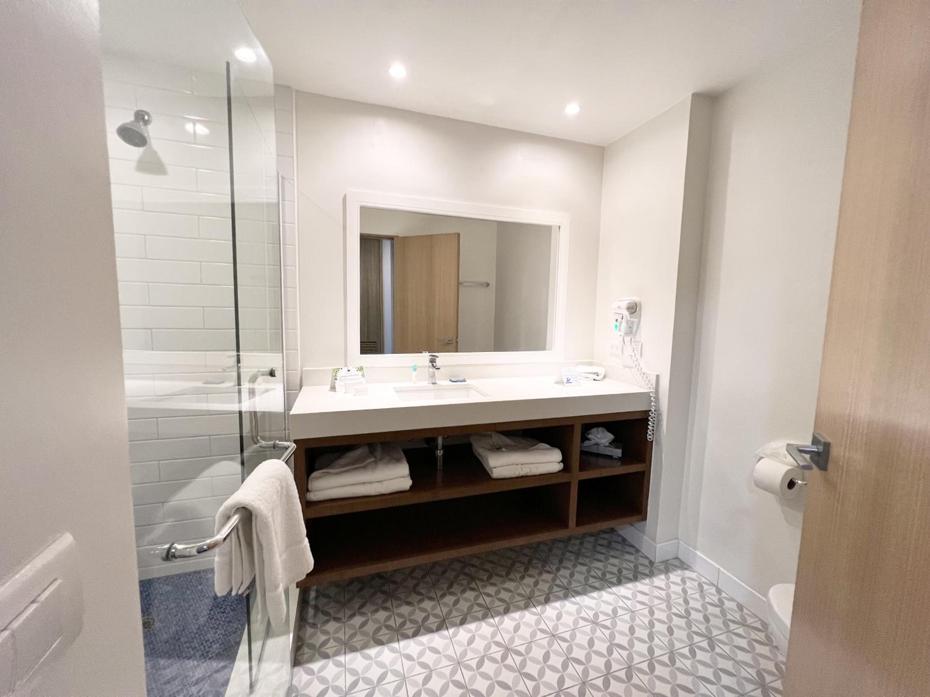 Deluxe Queen Room with Two Queen Beds - Photo 4