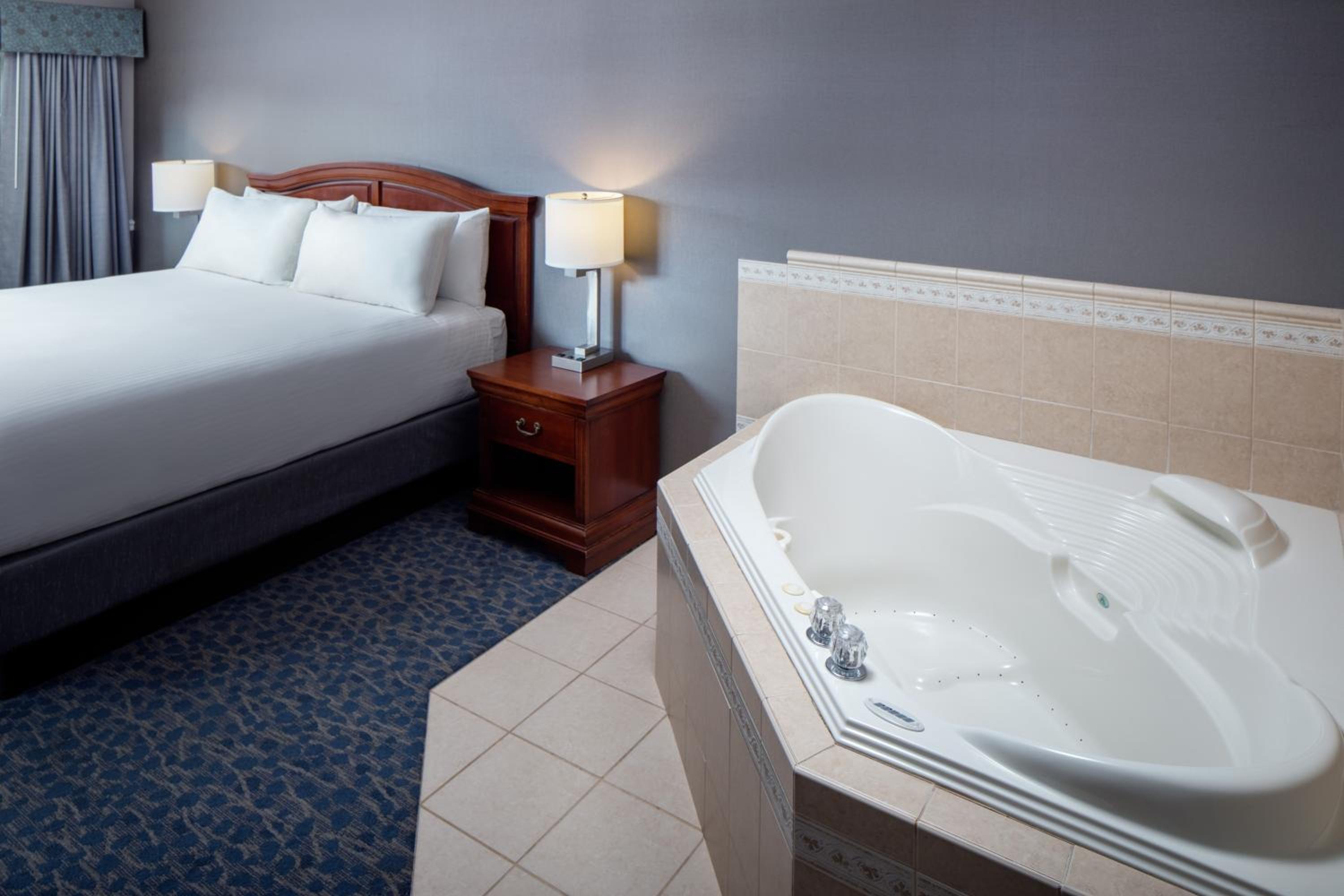 Luxury Suite, 1 Queen Bed, Jacuzzi - Photo 1