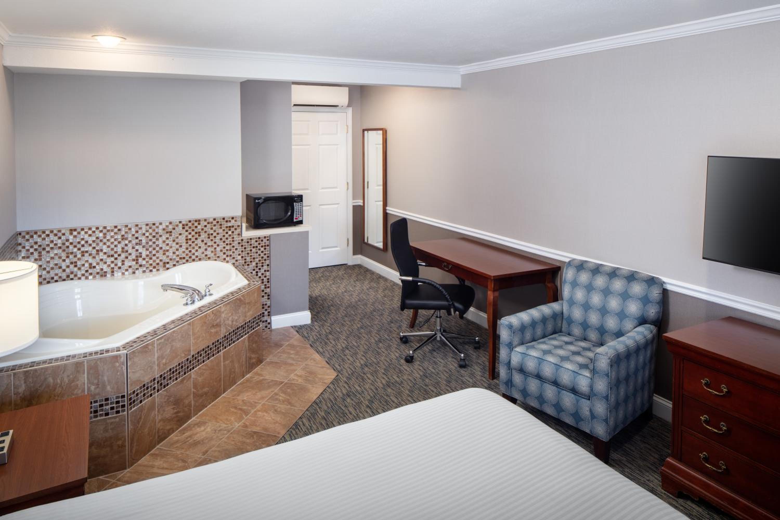 Luxury Suite, 1 Queen Bed, Jacuzzi - Photo 4