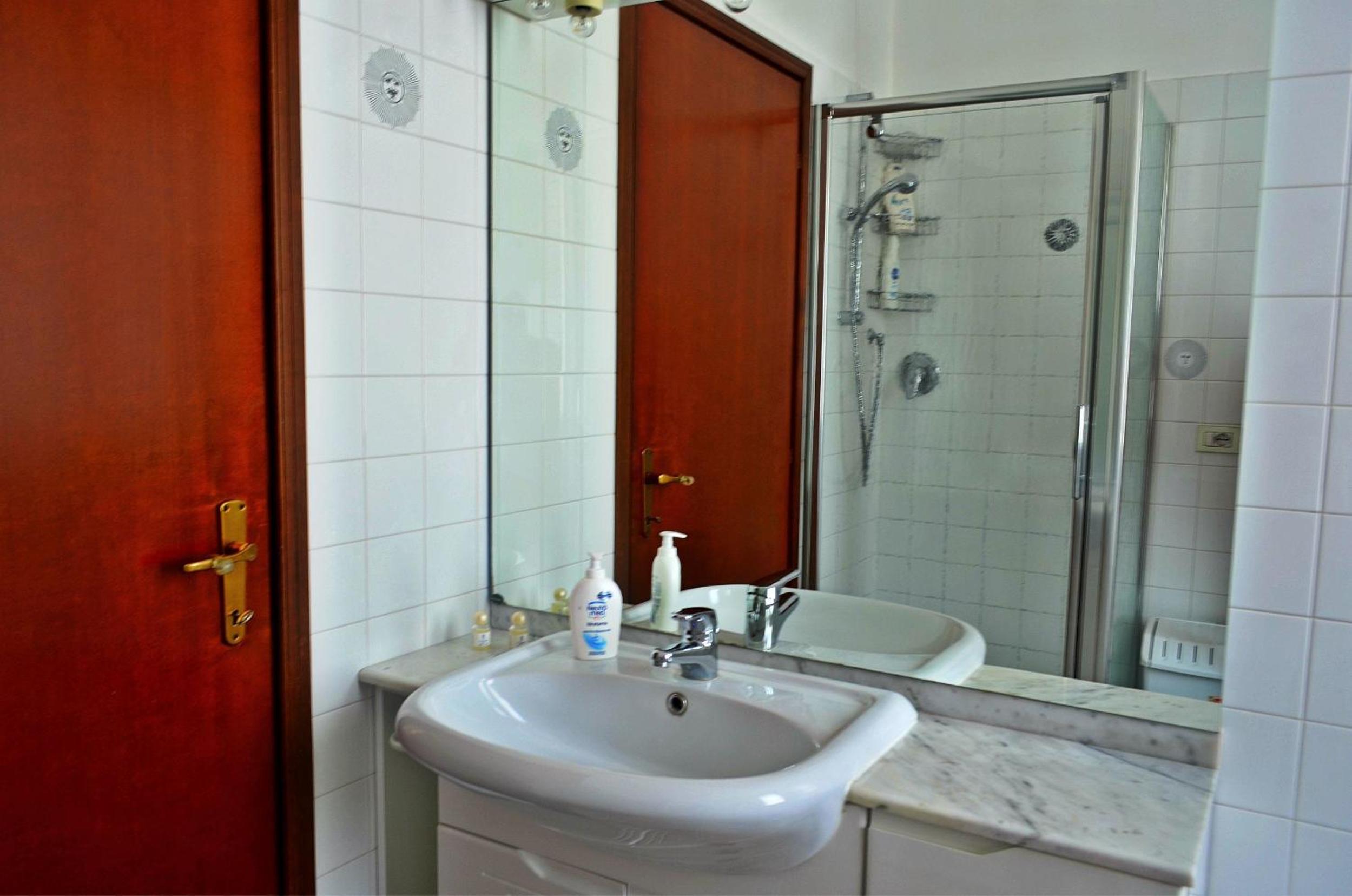 Twin Room with Shared Bathroom photo 2