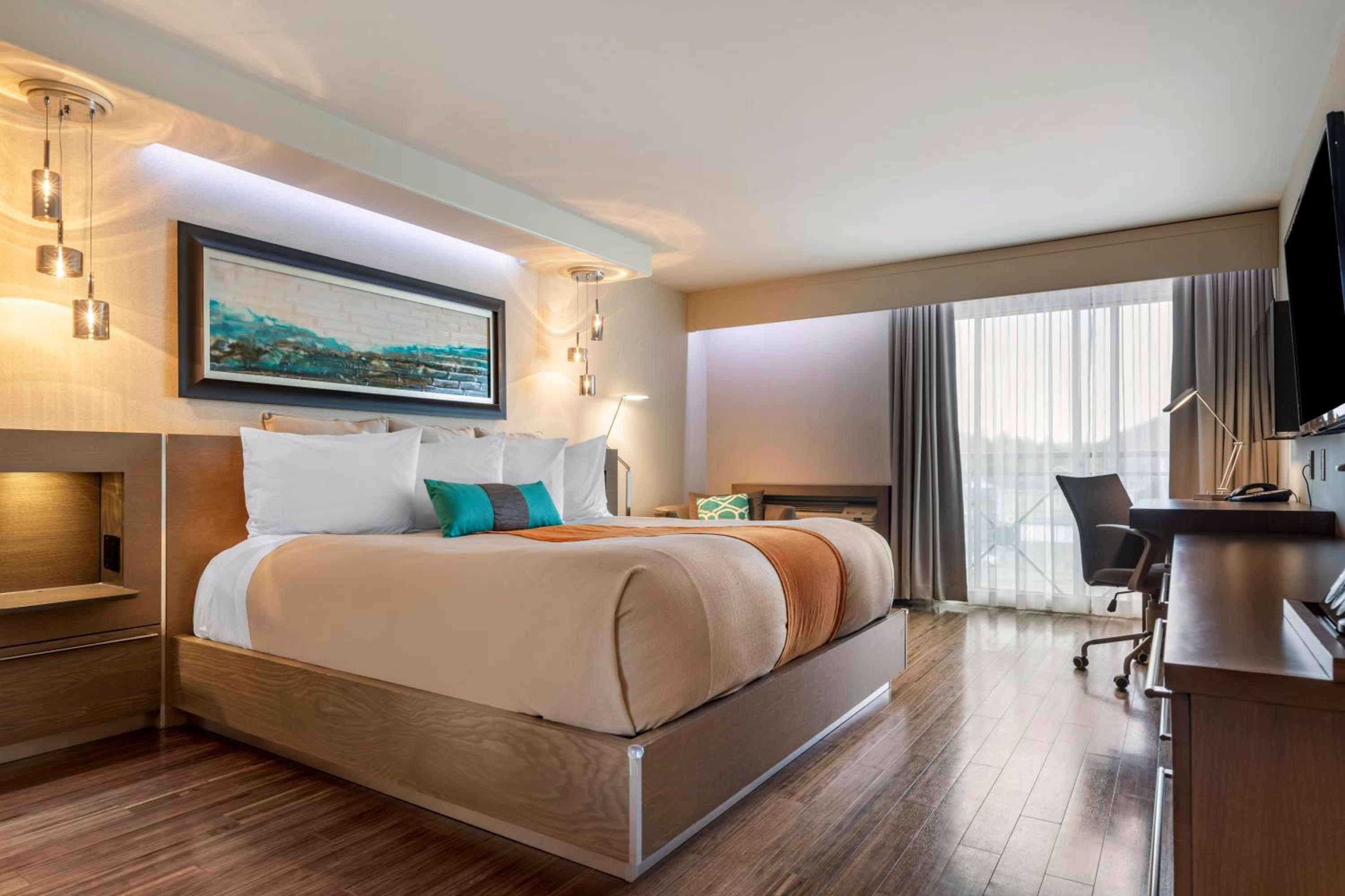 King Room with Bath Tub - Parking in Front of The Room/Mobility Accessible - Photo 1