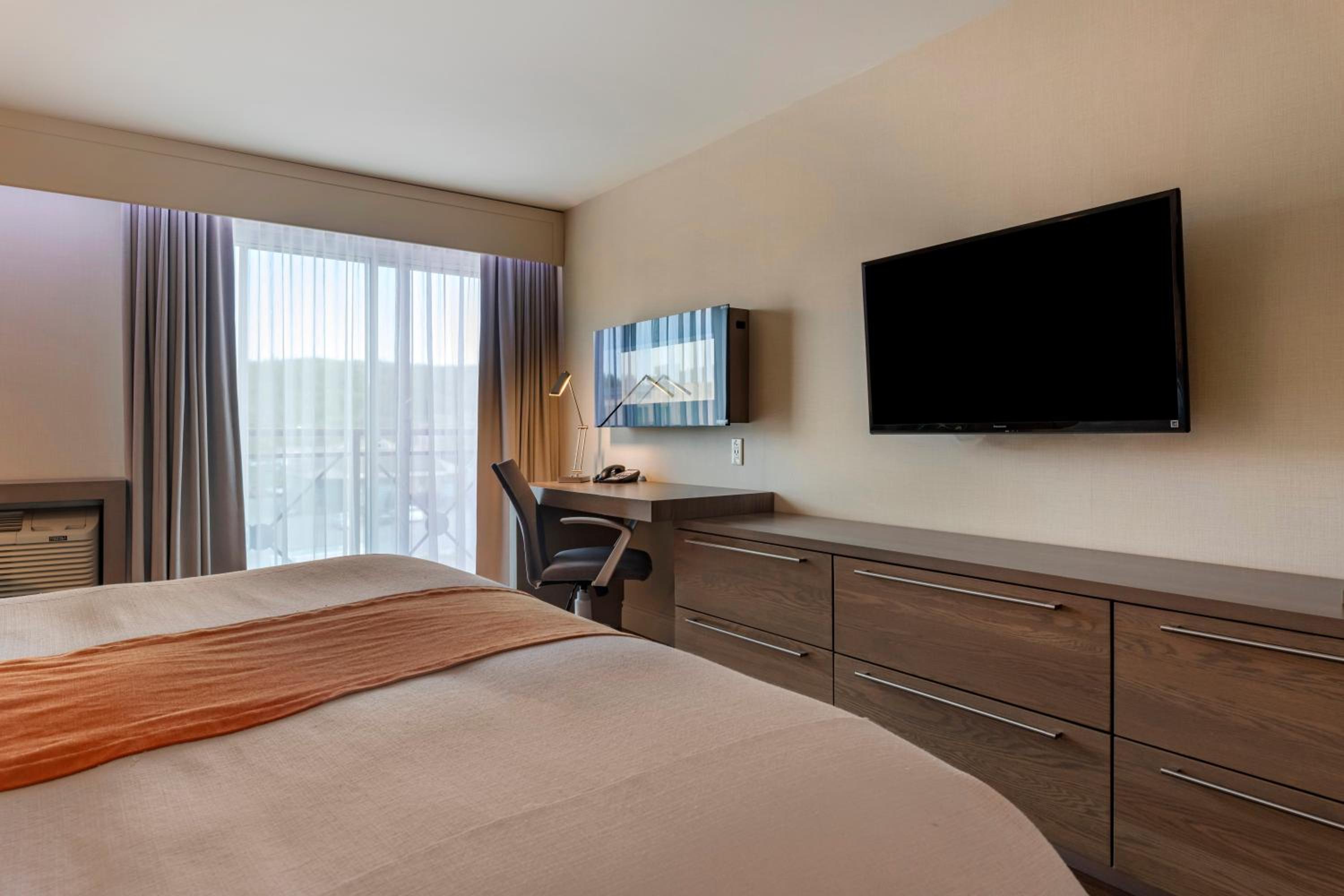 King Room with Bath Tub - Parking in Front of The Room/Mobility Accessible - Photo 2