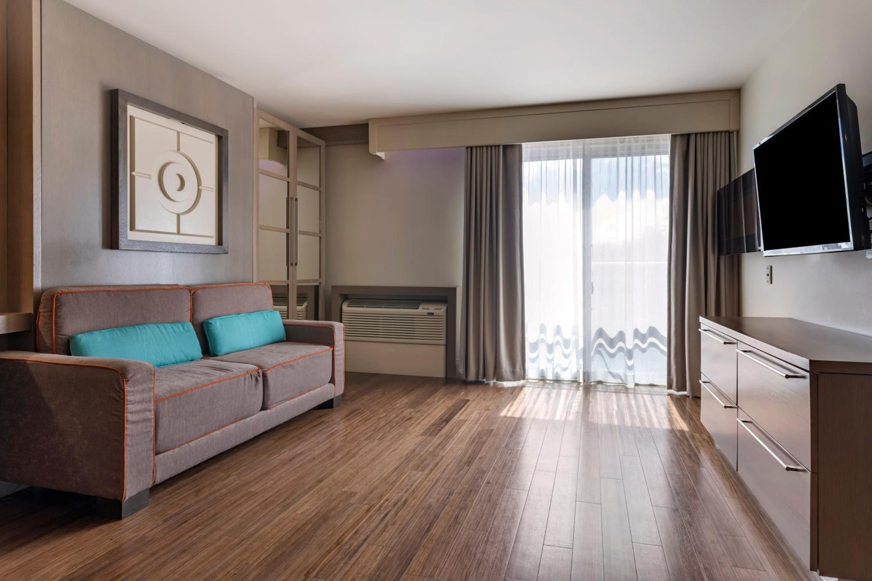 King Room - Non-Smoking - Photo 3
