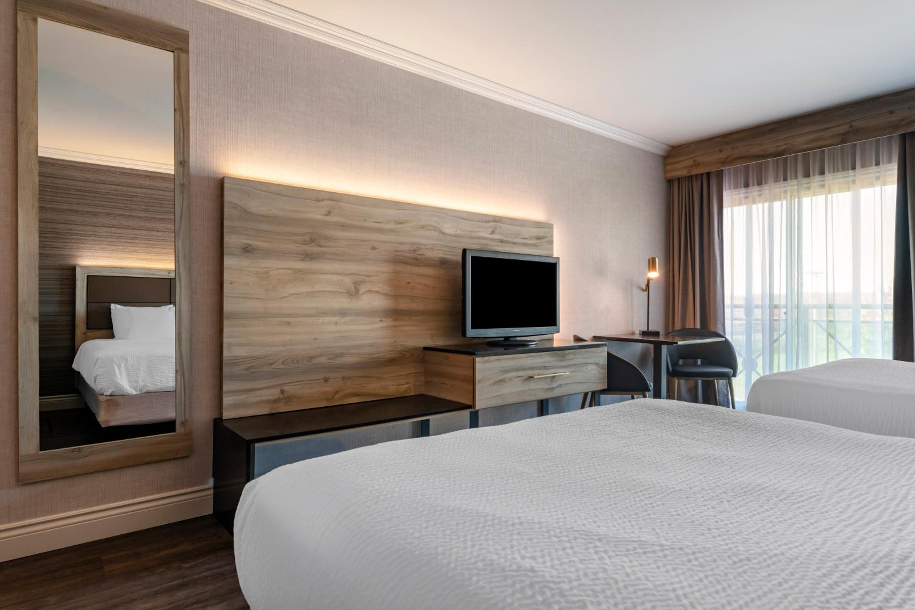 Queen Room with Two Queen Beds - Photo 3