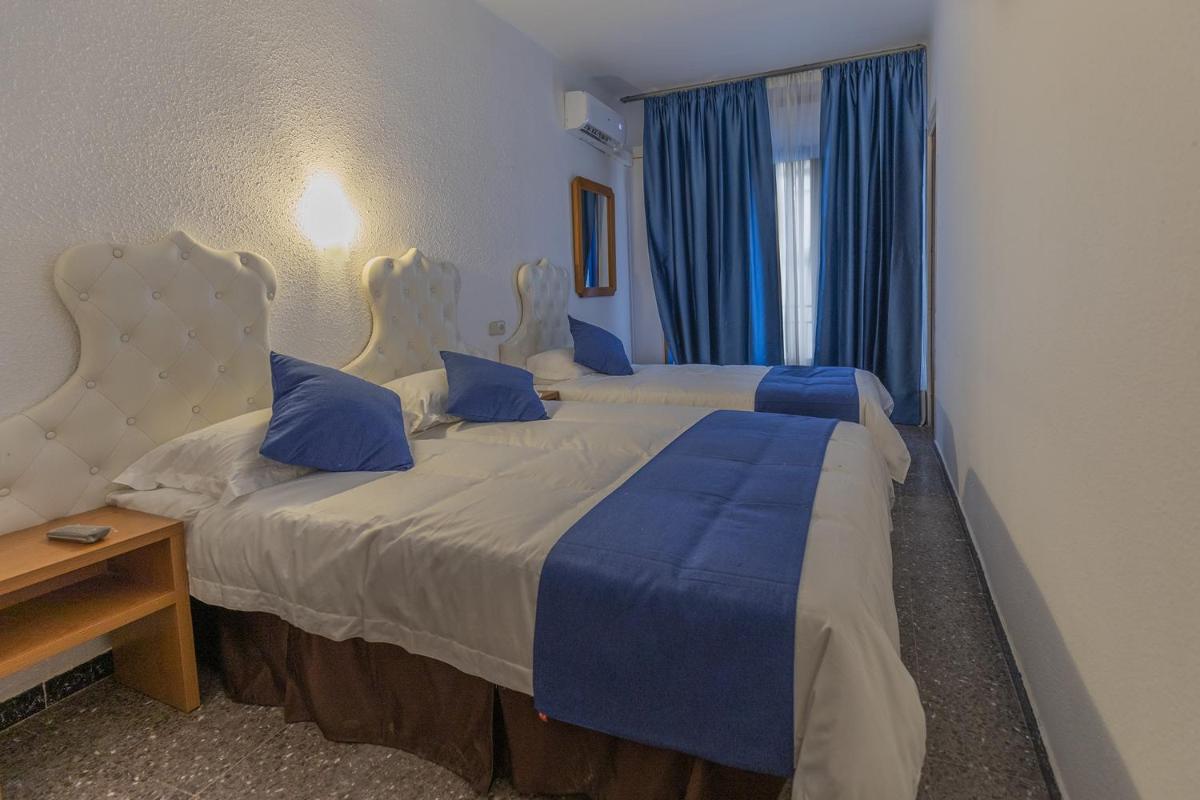 Quadruple Room with Balcony photo 2
