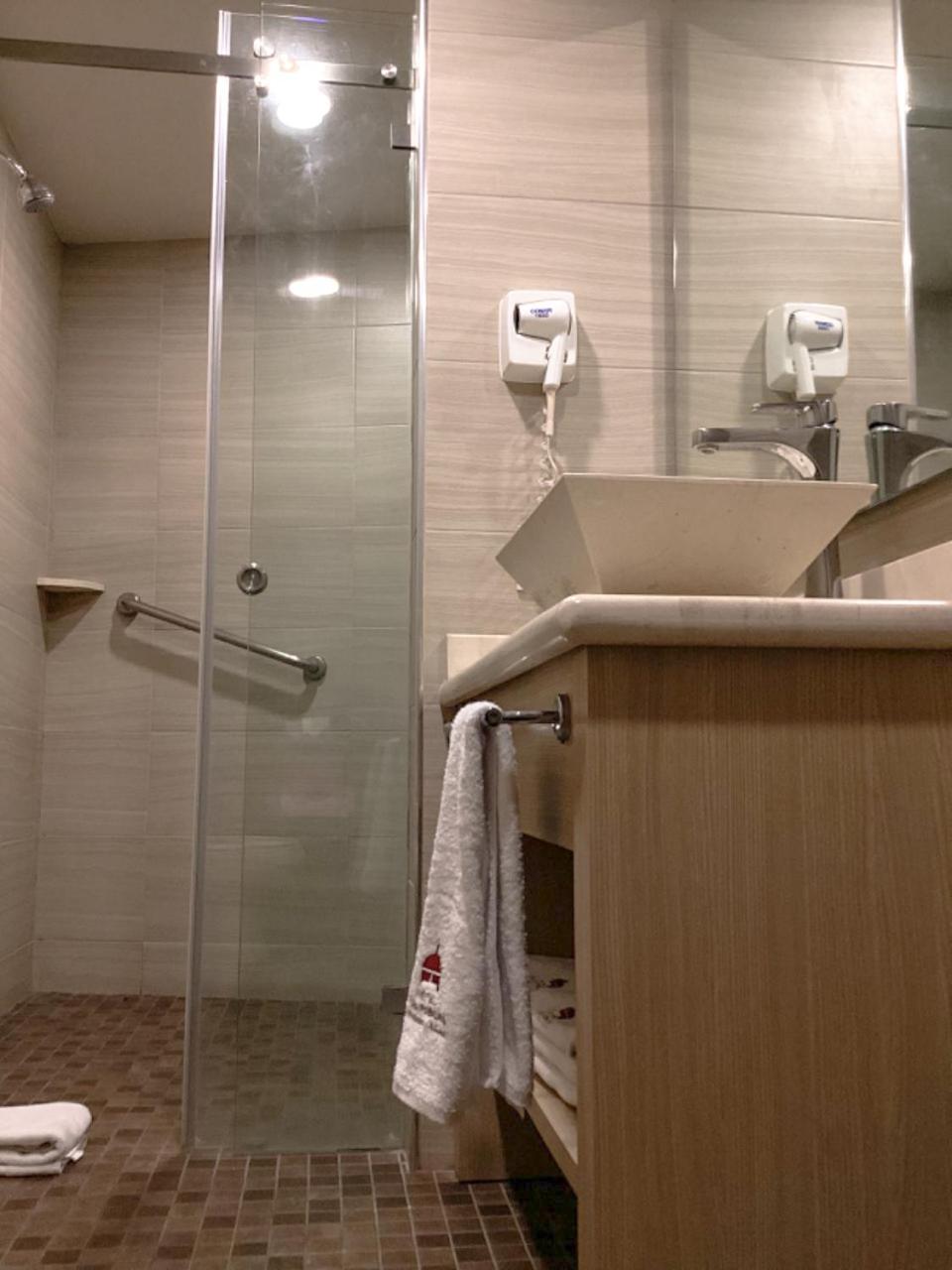 Executive Double Room with Two Double Beds - Photo 2