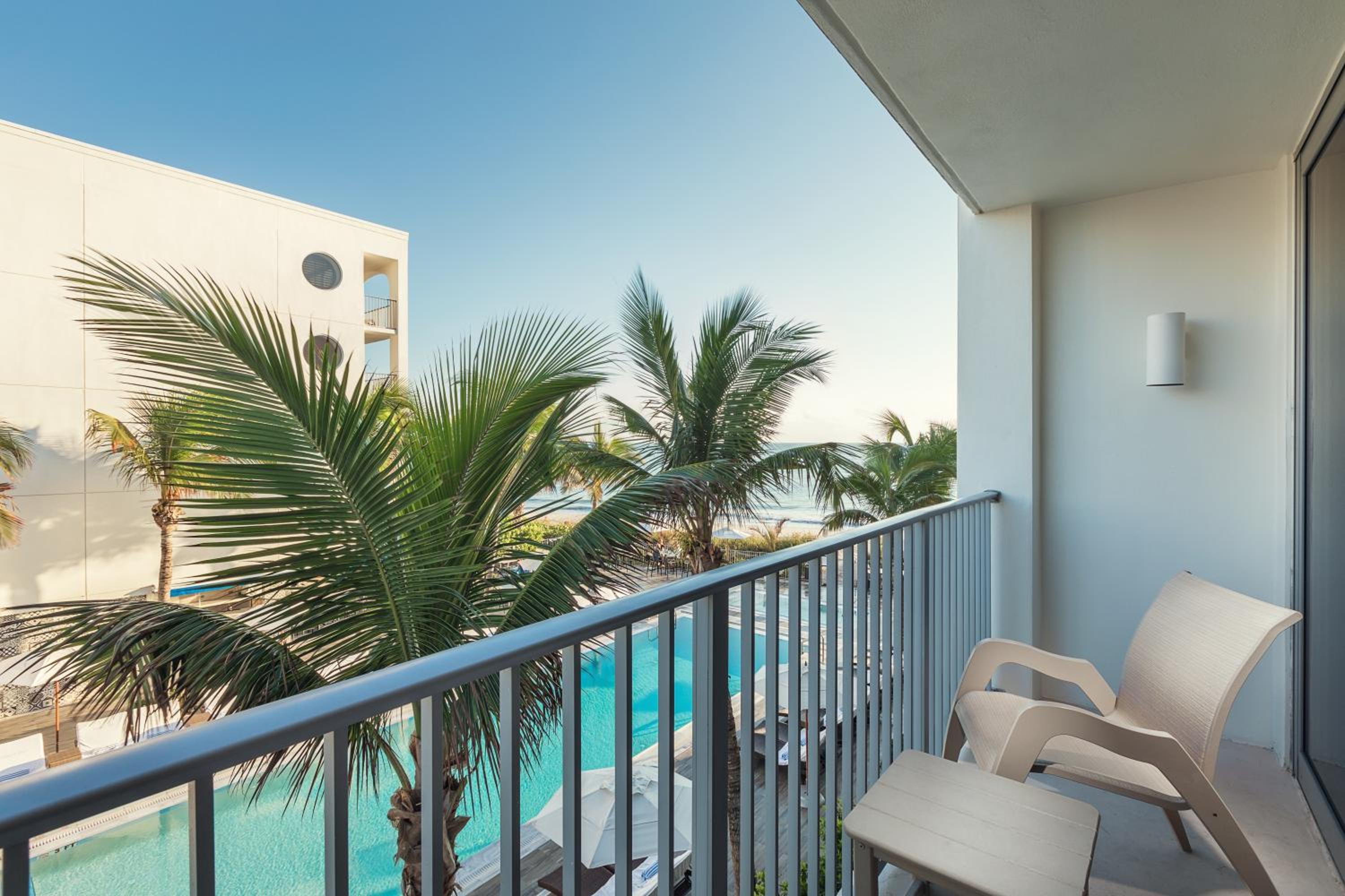 King Room with Pool View - Photo 6