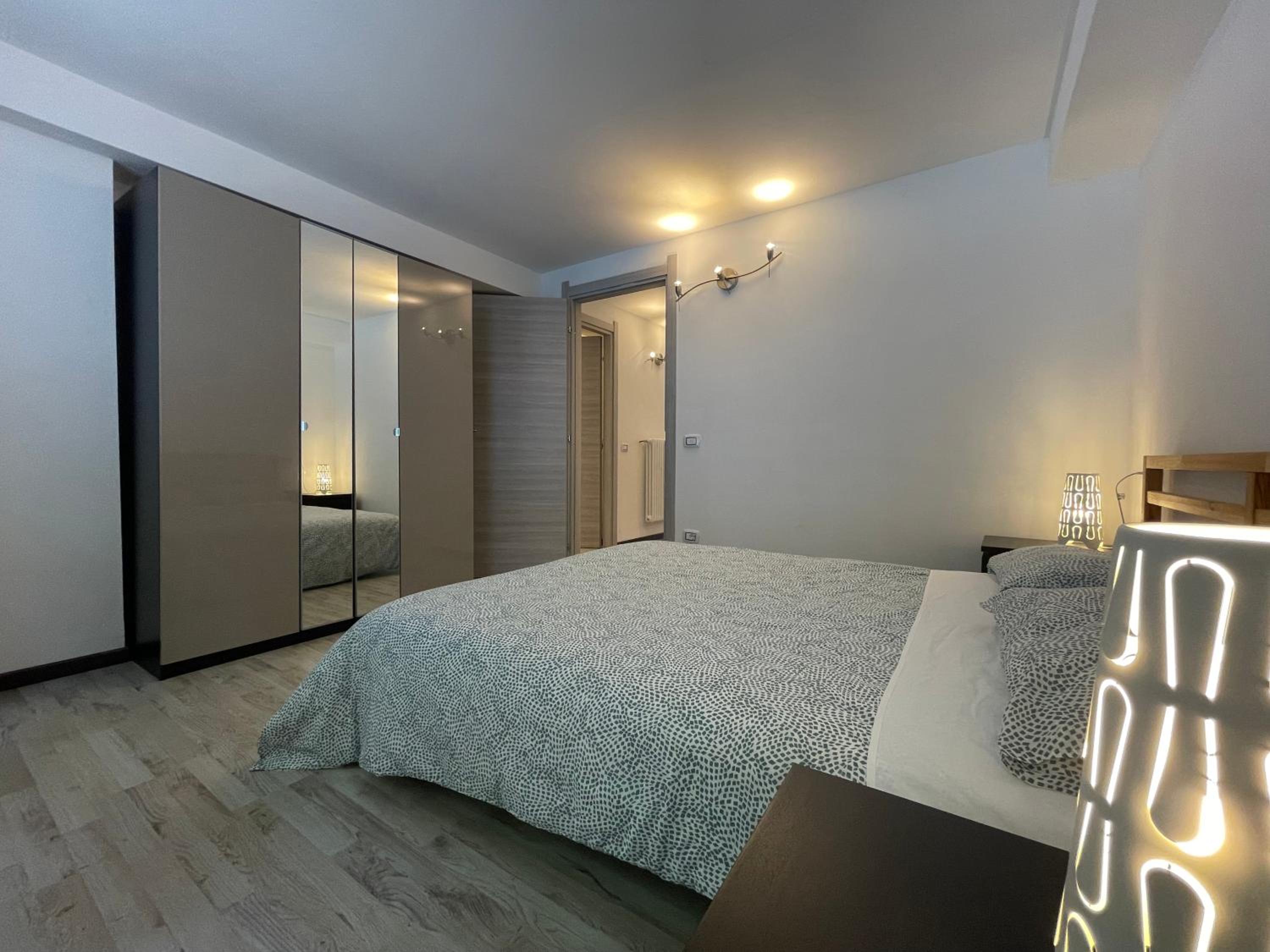 One-Bedroom Apartment photo 1