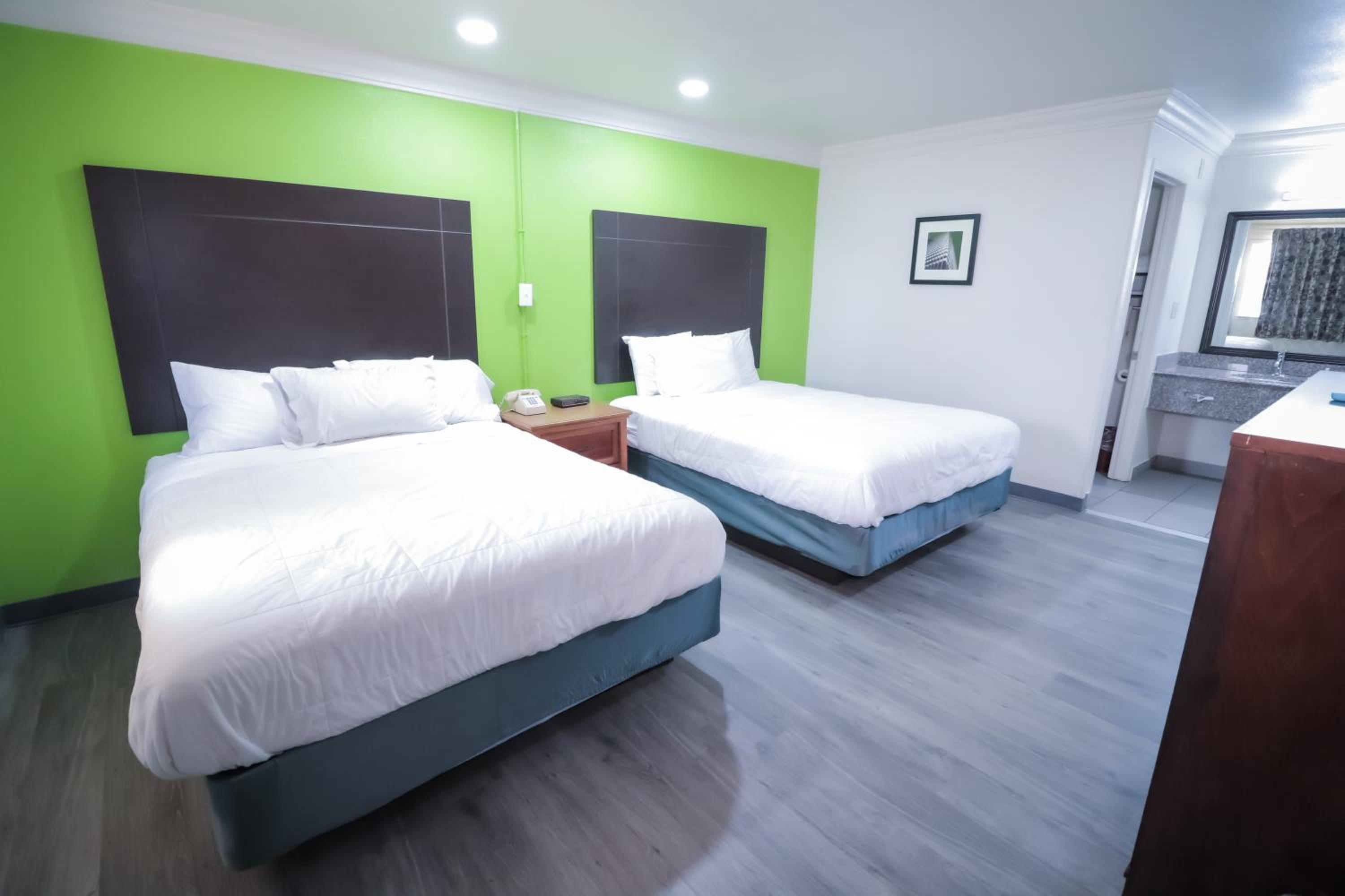 Queen Room with Two Queen Beds - Non-Smoking - Photo 5