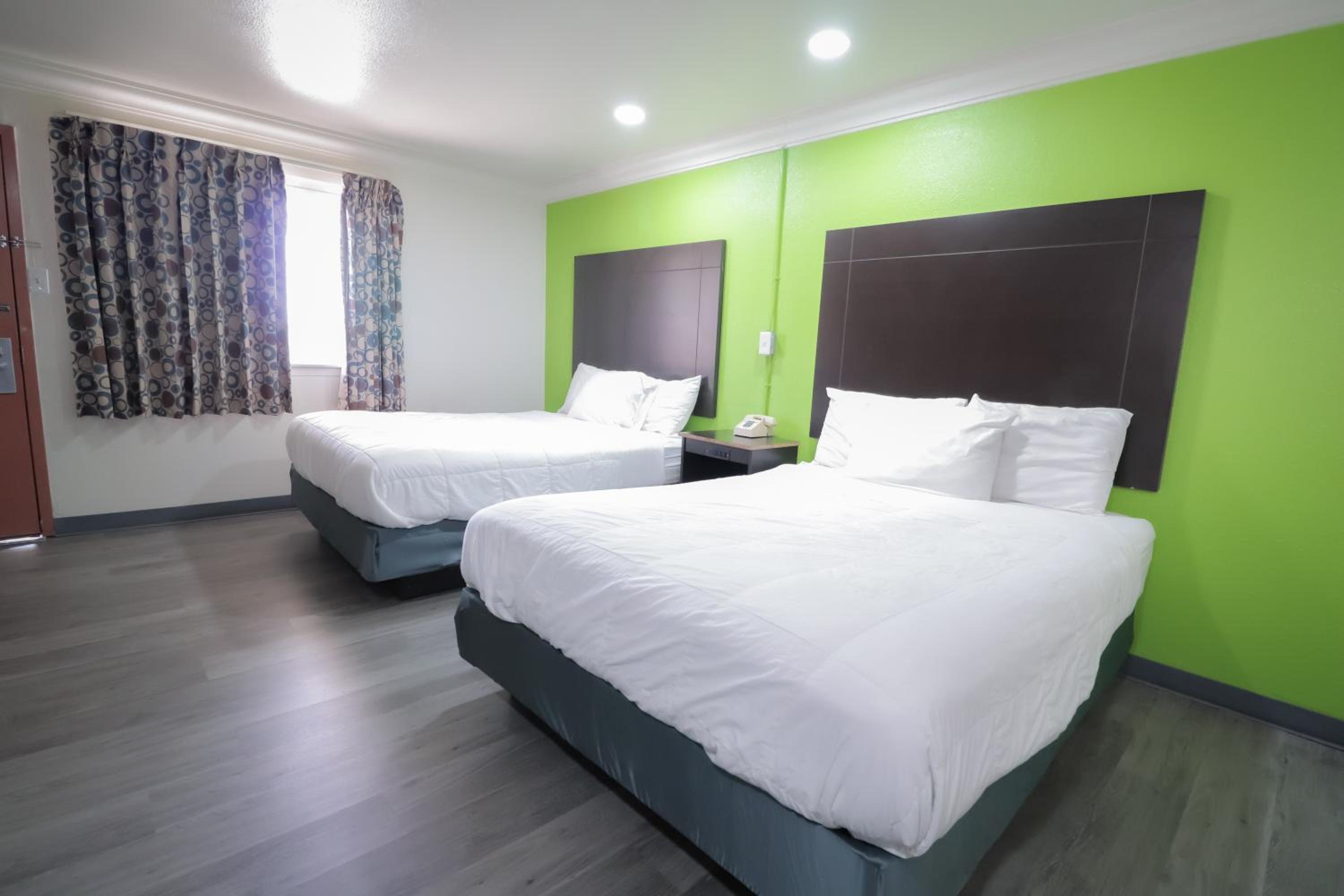Queen Room with Two Queen Beds - Non-Smoking - Photo 6