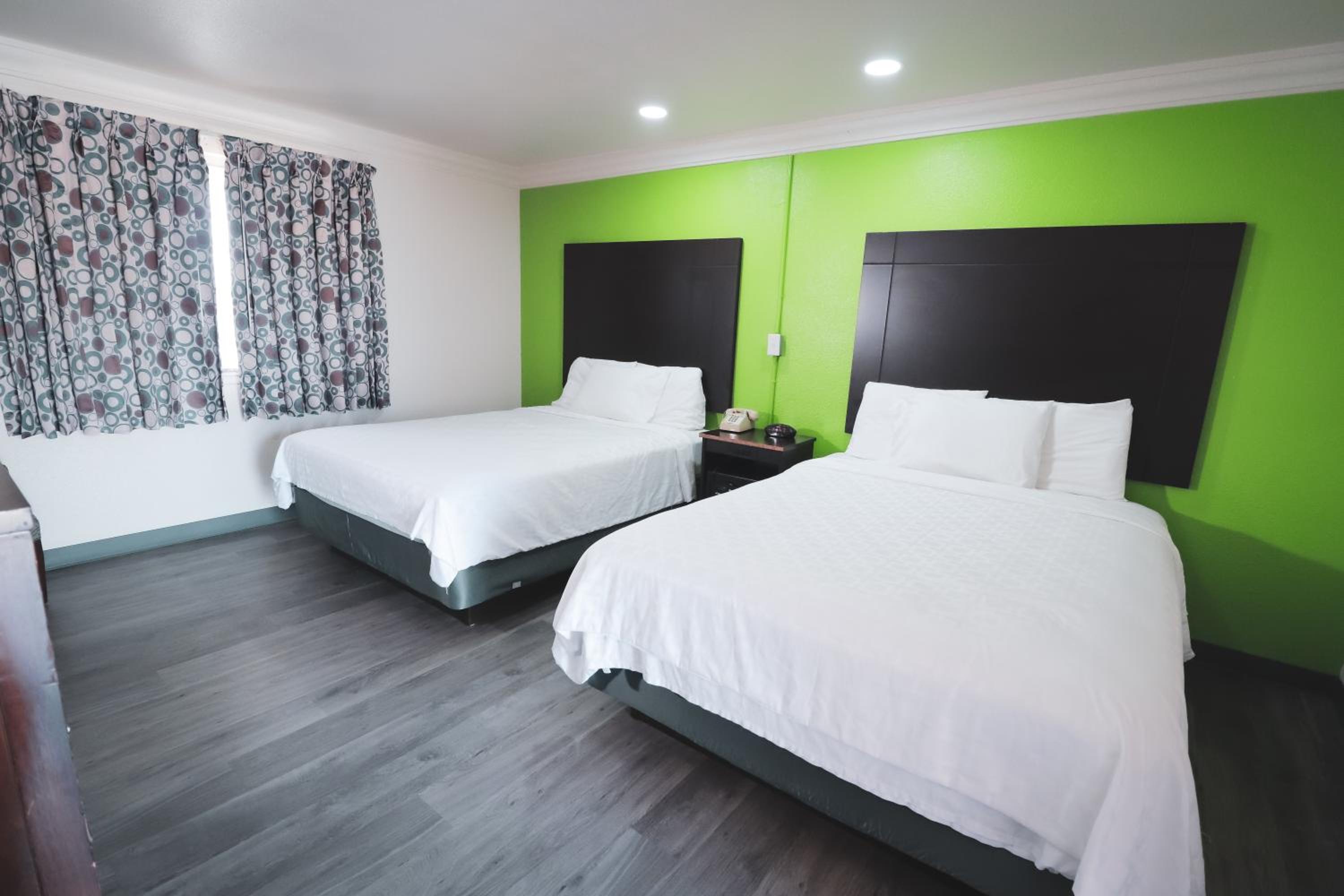 Queen Room with Two Queen Beds - Non-Smoking - Photo 8