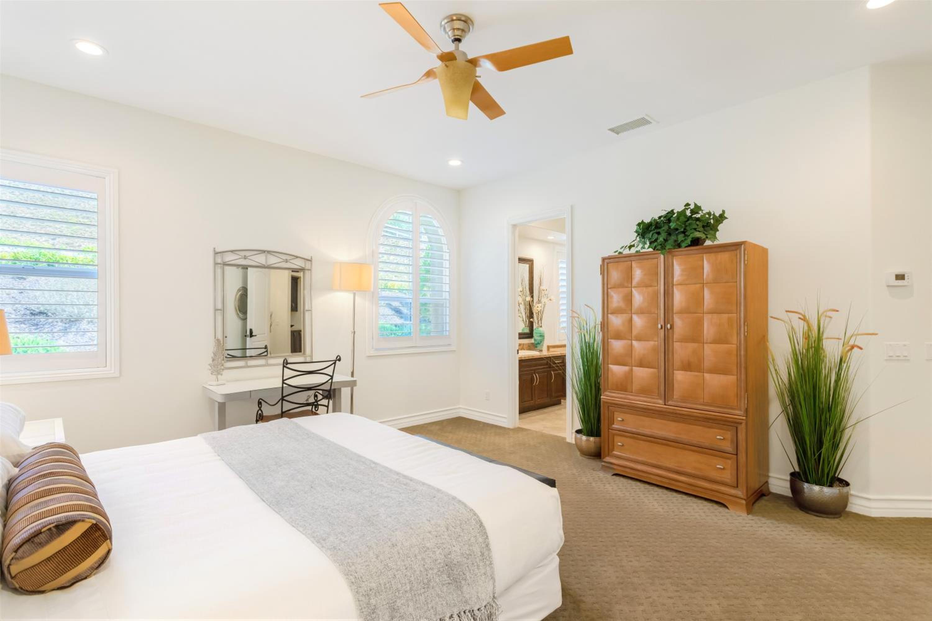 King Suite with Spa Bath - Photo 4