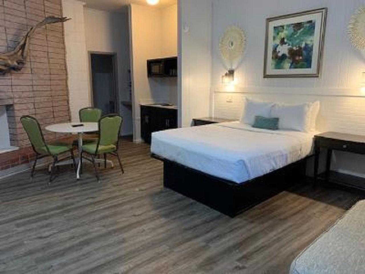 Poolside Pet-Friendly Efficiency with 1 King Bed