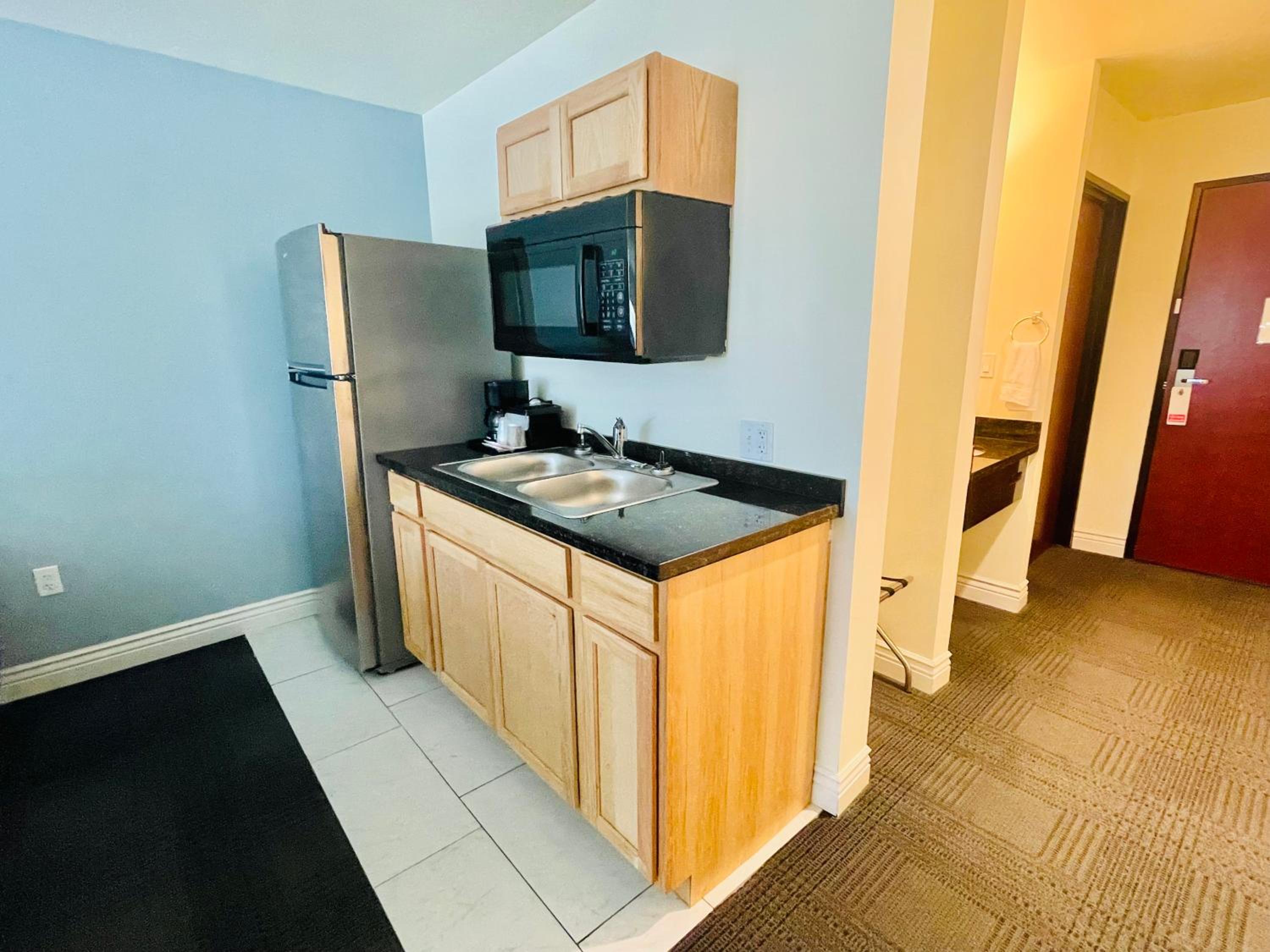 Deluxe King Suite - Photo 5