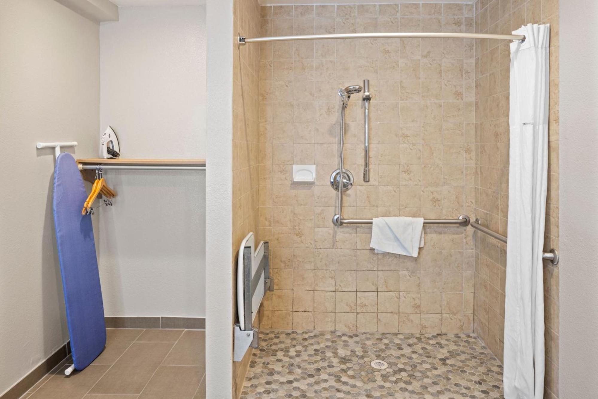 Queen Room with Two Queen Beds and Roll-in Shower - Mobility Accessible/Non-Smoking - Photo 13