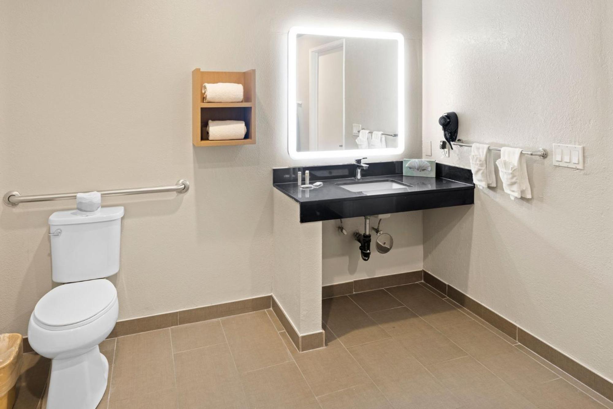 Queen Room with Two Queen Beds and Roll-in Shower - Mobility Accessible/Non-Smoking - Photo 14