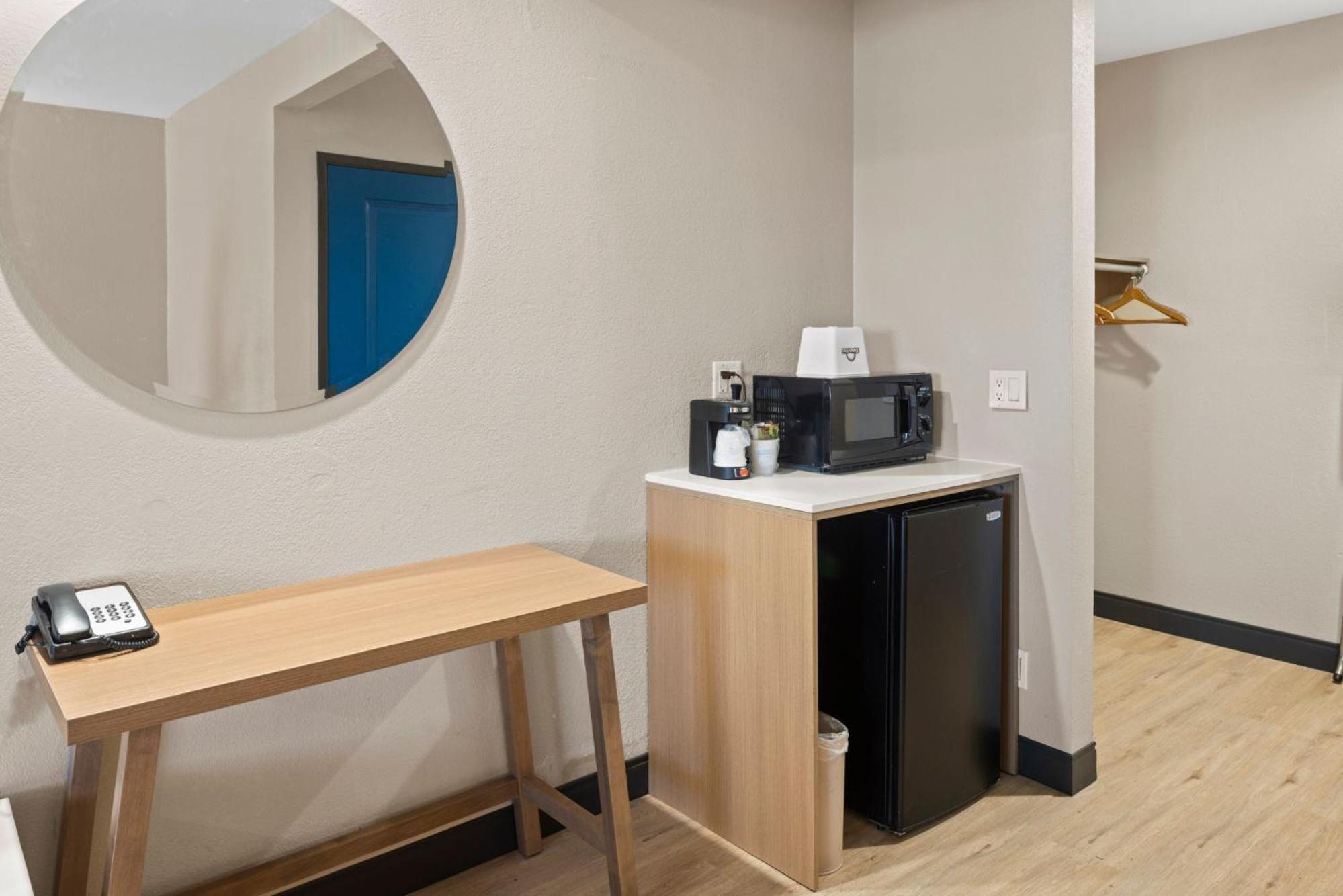 King Room - Non-Smoking - Photo 19