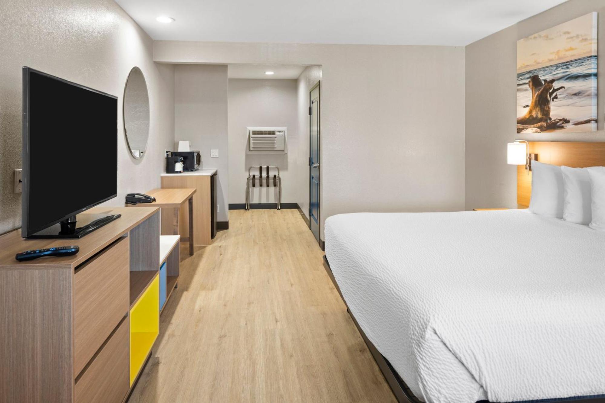 King Room - Non-Smoking - Photo 3