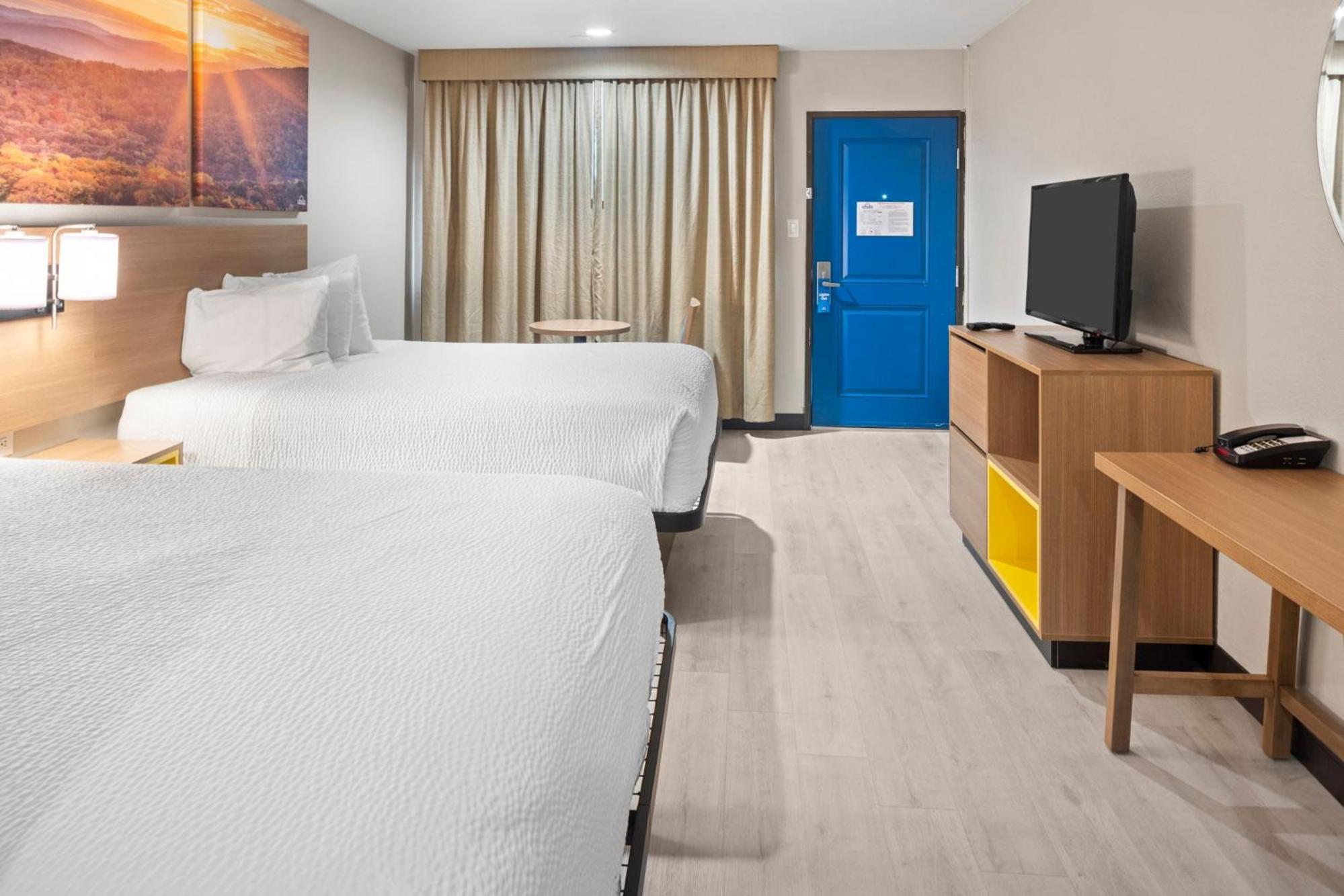 Queen Room with Two Queen Beds - Non-Smoking - Photo 8