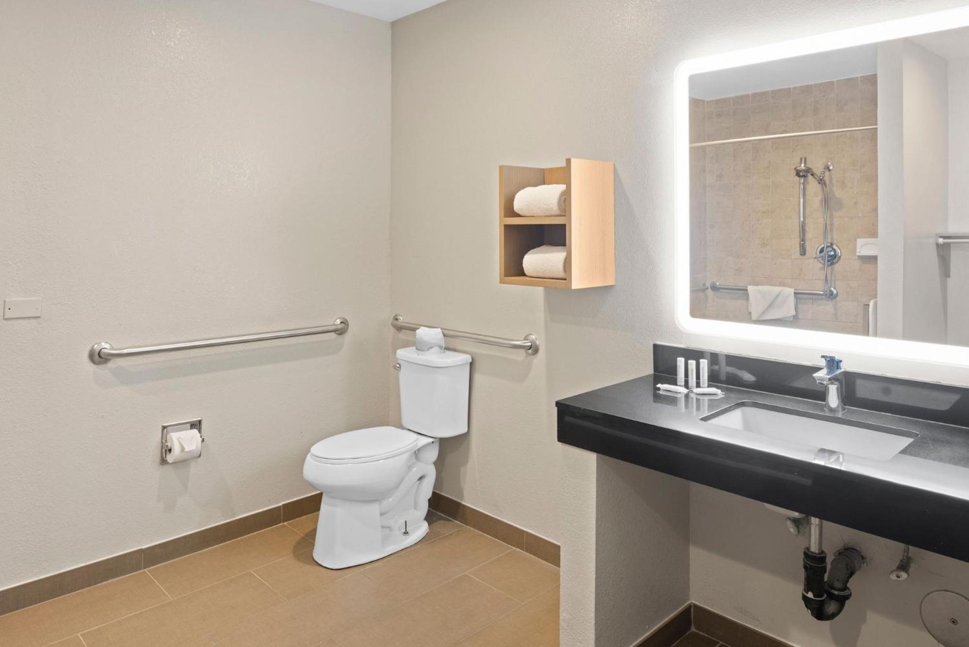 Queen Room with Two Queen Beds and Roll-in Shower - Mobility Accessible/Non-Smoking - Photo 12