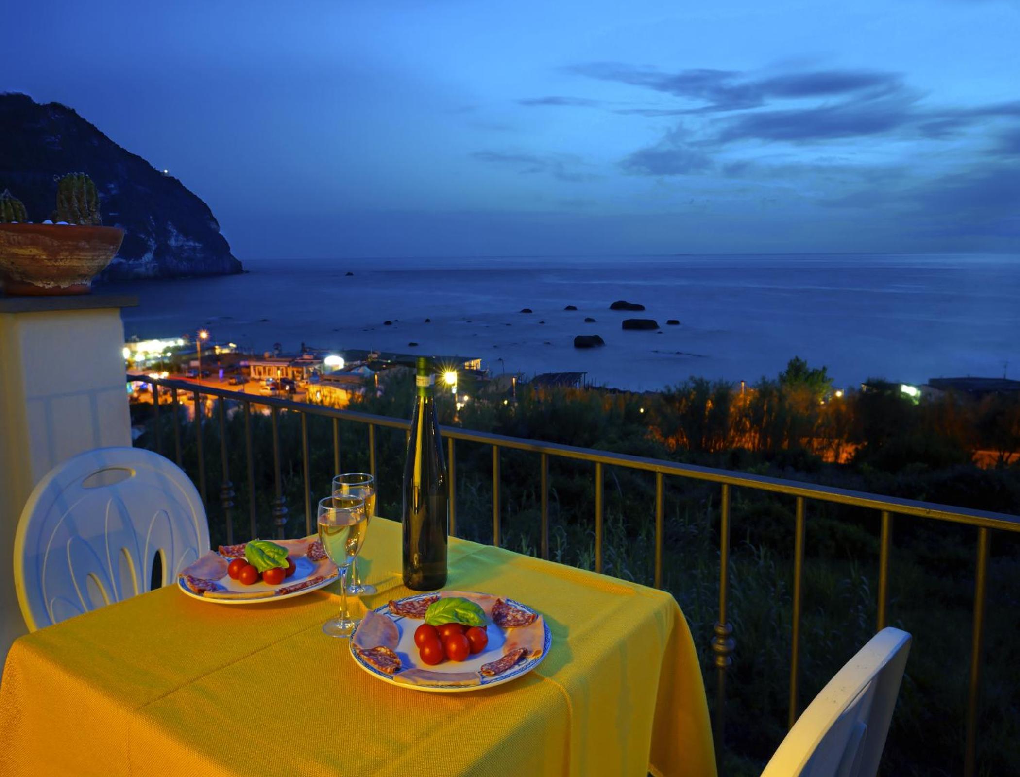 Double Room with Balcony and Sea View - Photo 10
