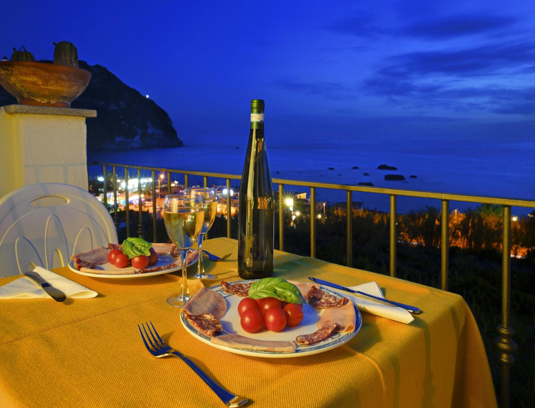 Double Room with Balcony and Sea View - Photo 8